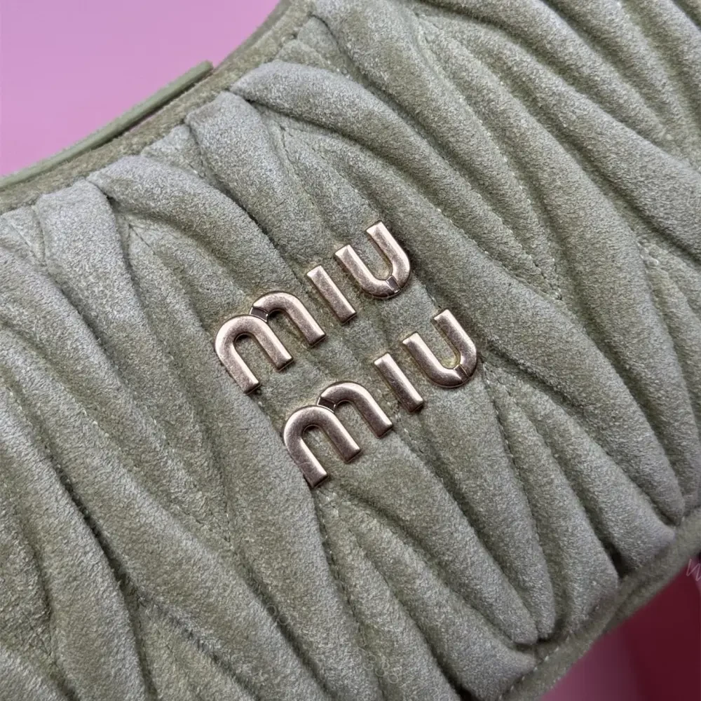 View 8 of 高仿miumiu*Matelasse系列5BC125絨面手提包綠色小號免檢版