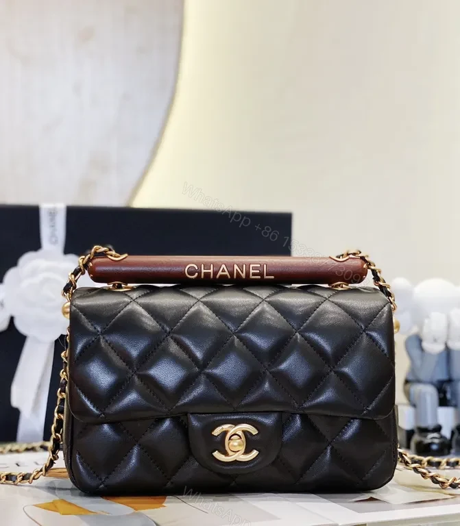 Chanel-Inspired Quilted Black Leather Shoulder Bag: Timeless Luxury — view 1