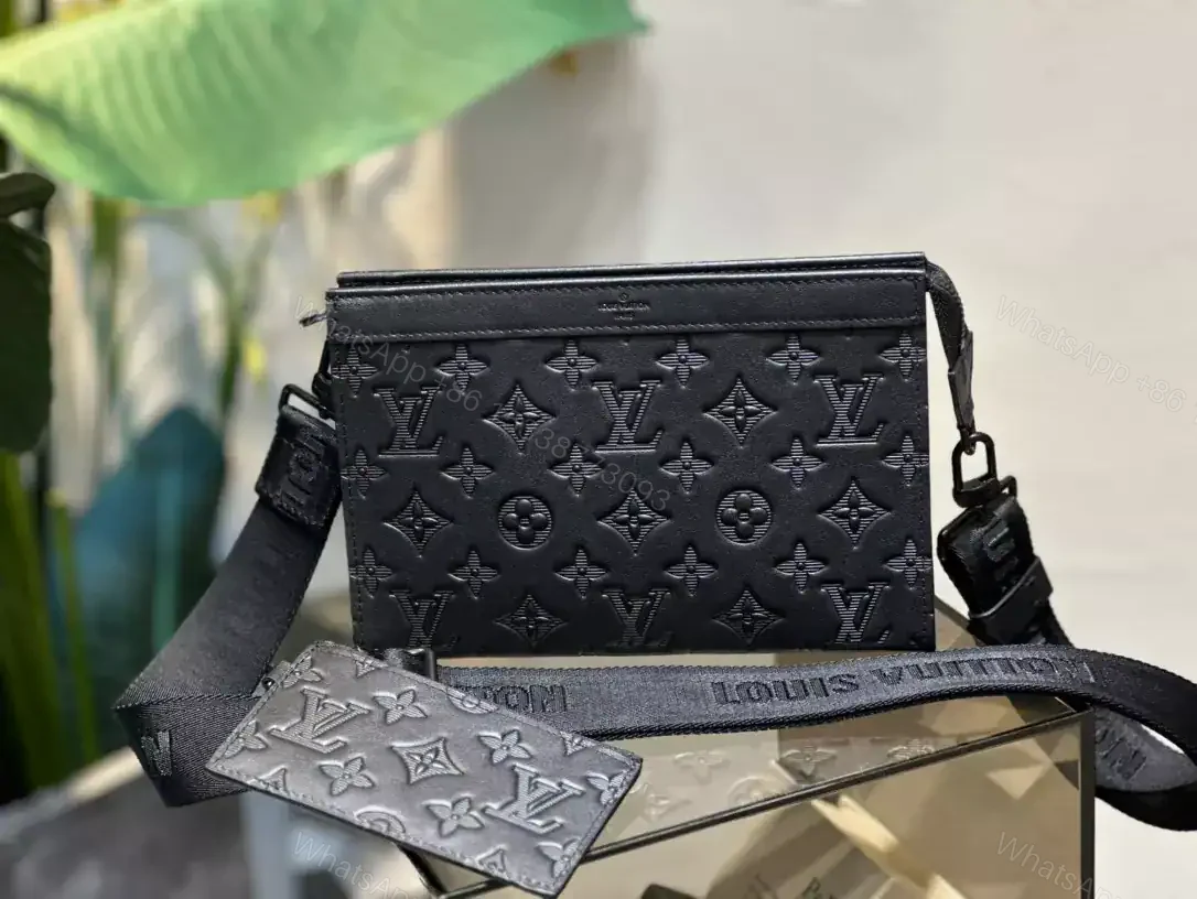 View 3 of LOUIS VUITTON GASTON WEARABLE WALLET – RRG072