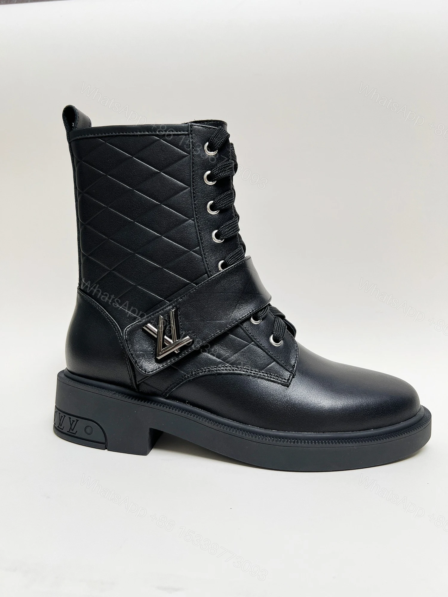 LV 高仿中筒靴 菱格壓紋皮革設計 經典金屬扣 女士鞋款 — view 1
