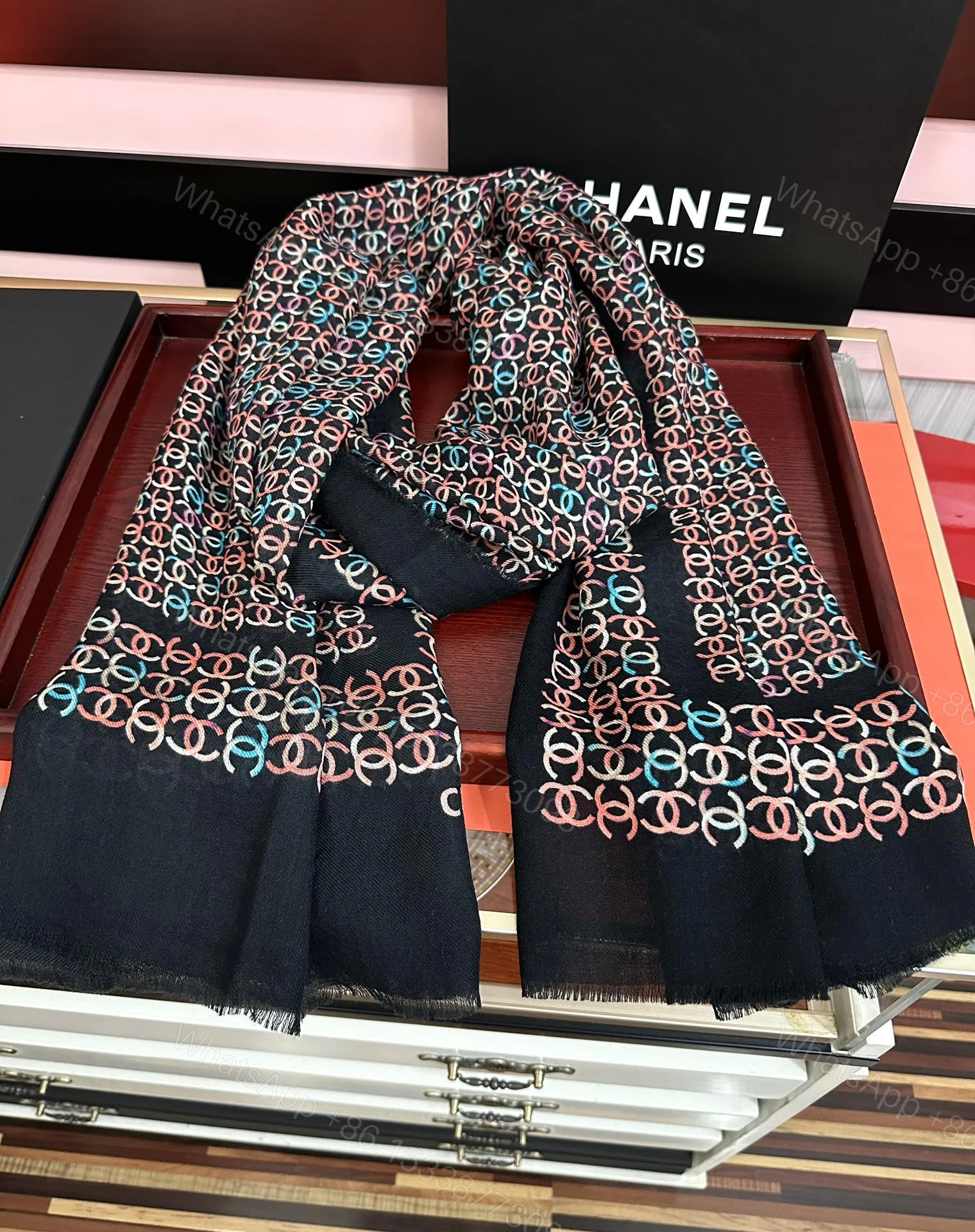 Chanel高仿圍巾黑底彩色雙C圖樣織紋設計保暖款 — view 1