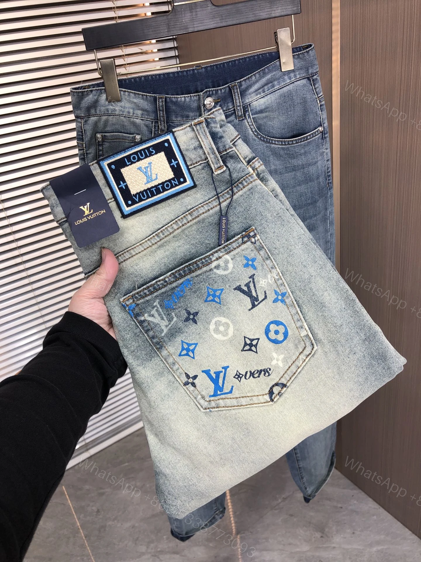LV原單男士牛仔長褲後袋老花刺繡藍色款 — view 1