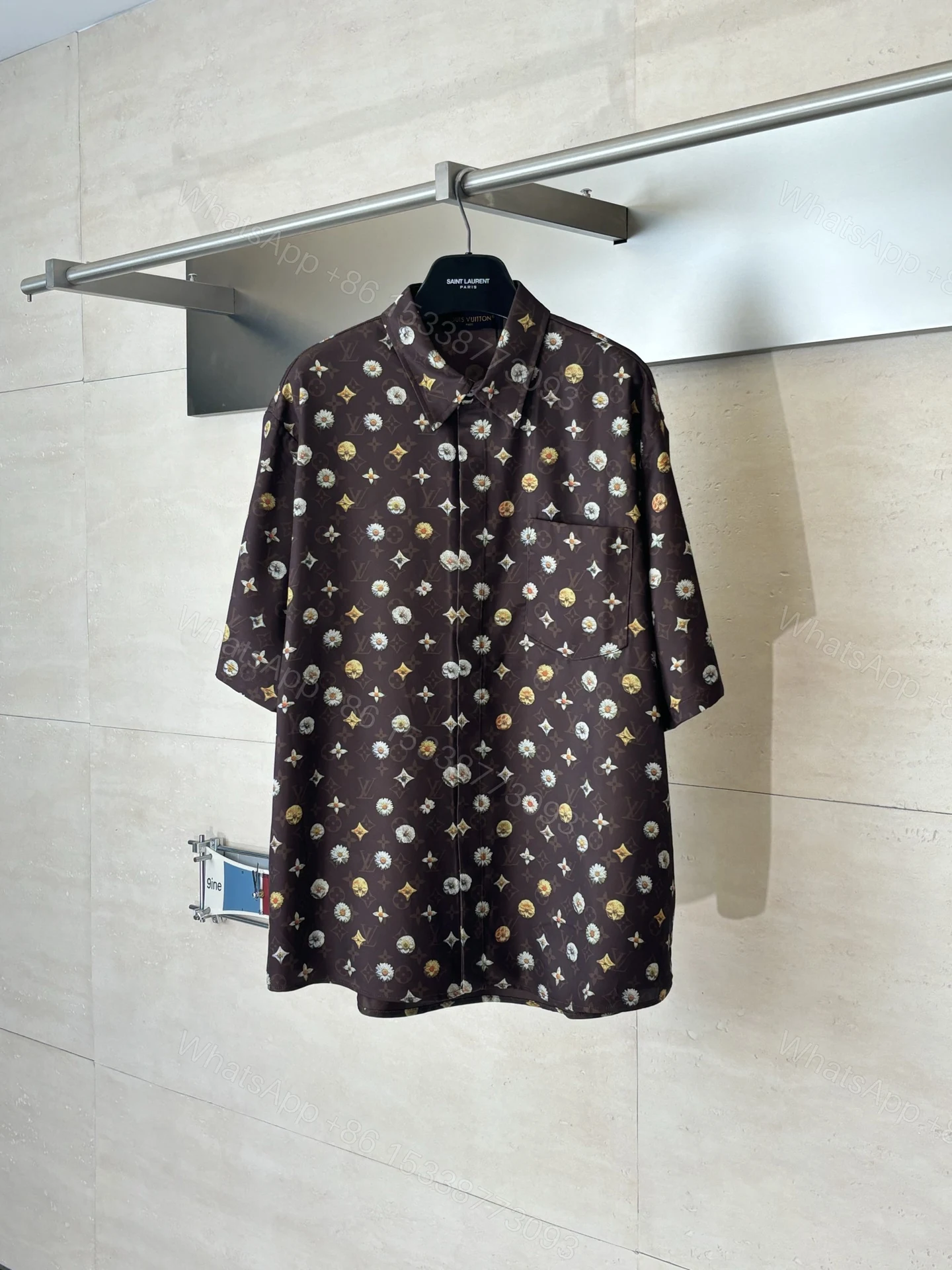 LV 高仿 滿版花卉Monogram短袖襯衫 咖啡色休閒時尚款 — view 1