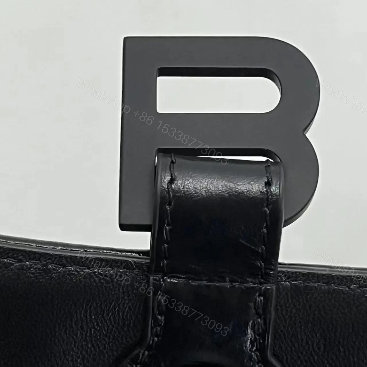 View 16 of 高仿BalenciagaCrush沙漏包油蠟黑XS