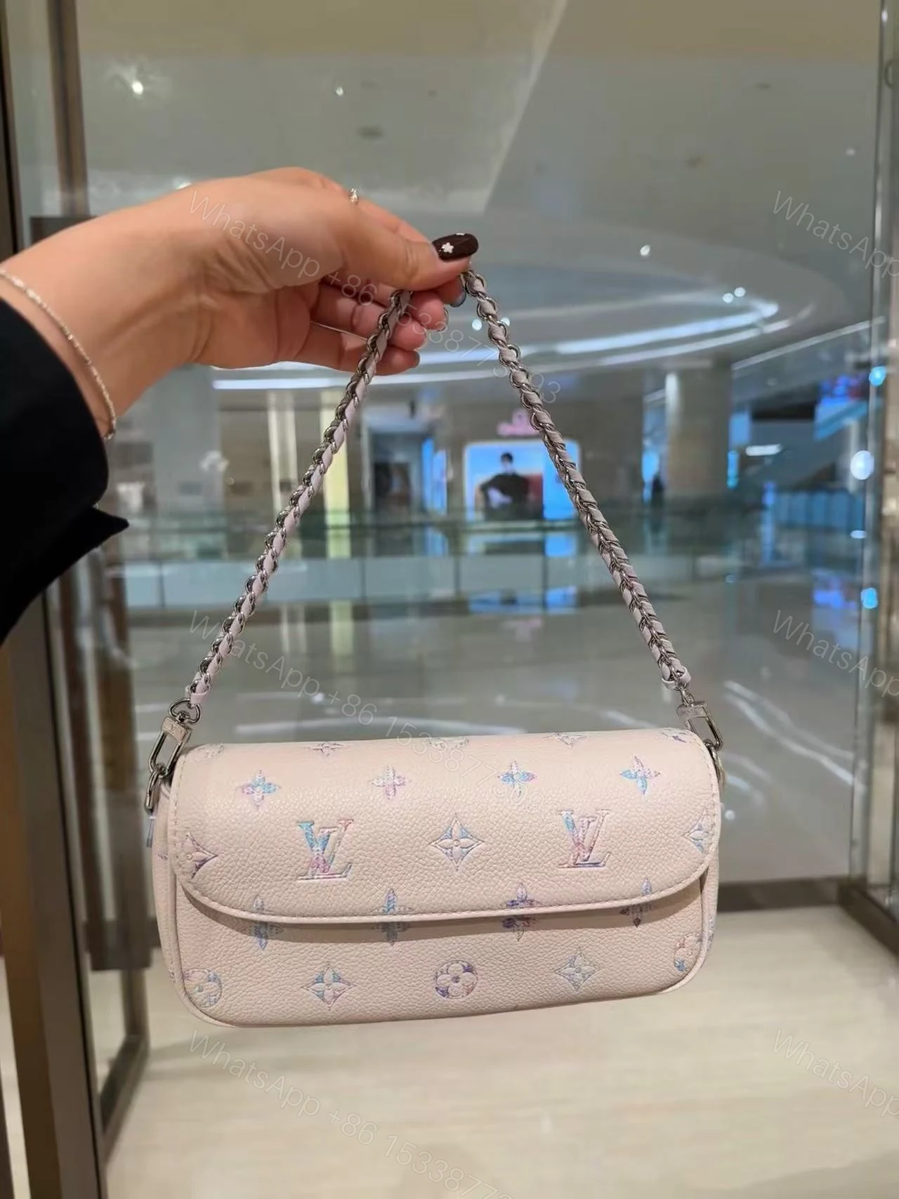 LV 一比一 Wallet on Chain Ivy 鏈條斜背包 米白色 — view 1