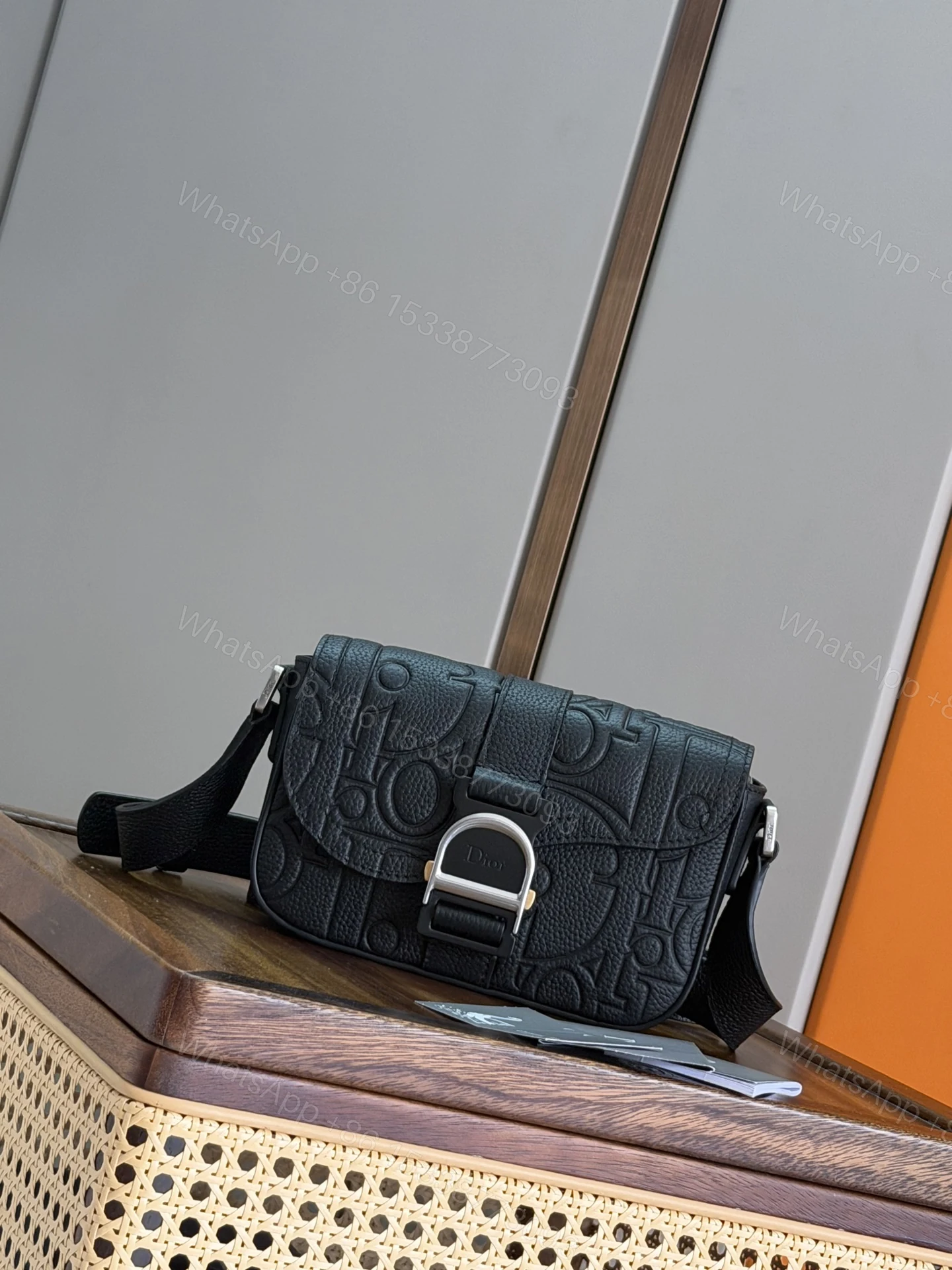 Dior 原單 Saddle 馬鞍包 黑色壓紋LOGO牛皮斜背包 — view 1