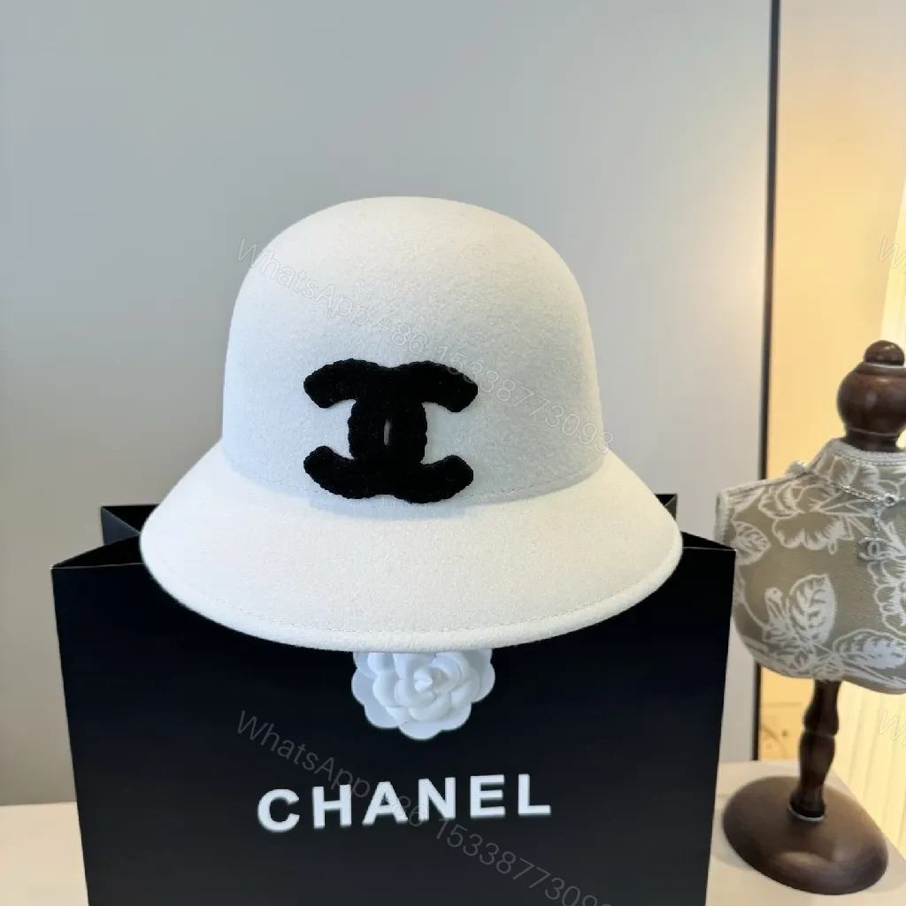 White Wool Fedora: Minimalist Chic with Bold Logo Accent — view 1
