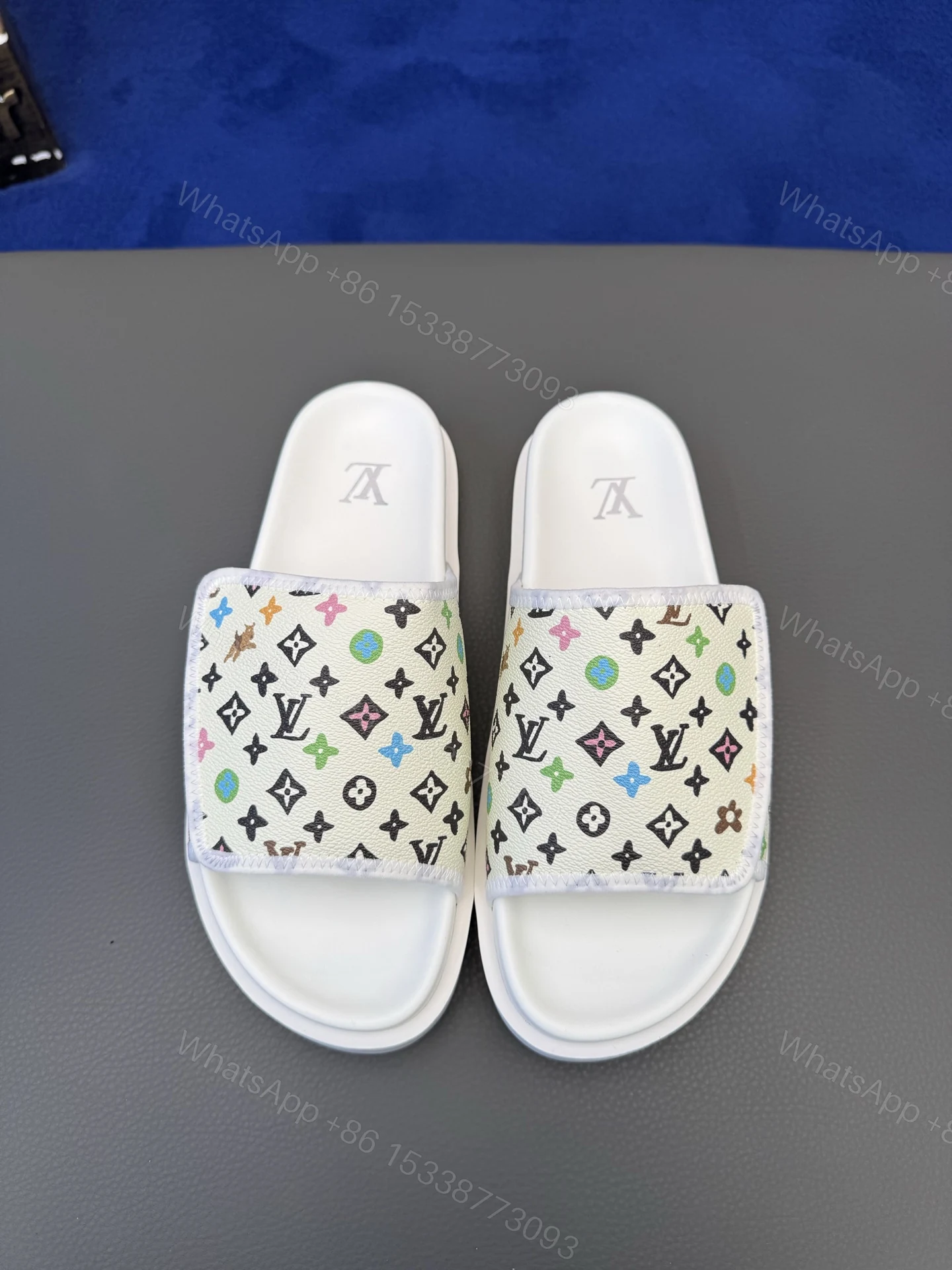 LV A貨彩色Monogram拖鞋 白底平底涼拖鞋 夏日男士人氣舒適款 — view 1
