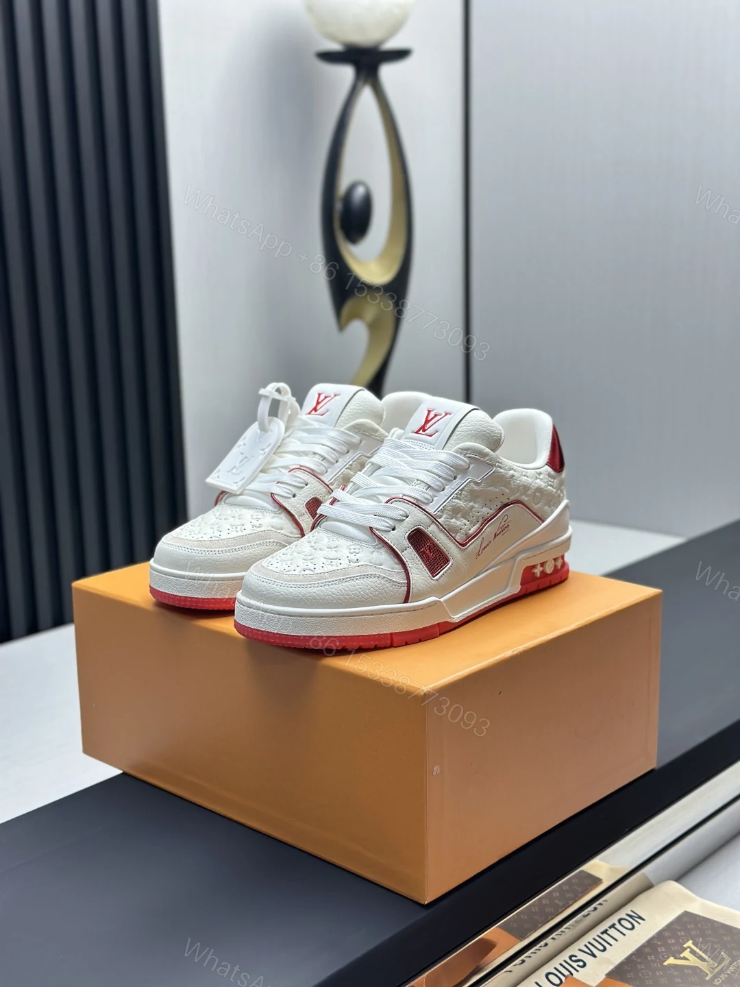 LV 一比一 Trainer 壓紋Monogram紅白配色休閒運動鞋 — view 1