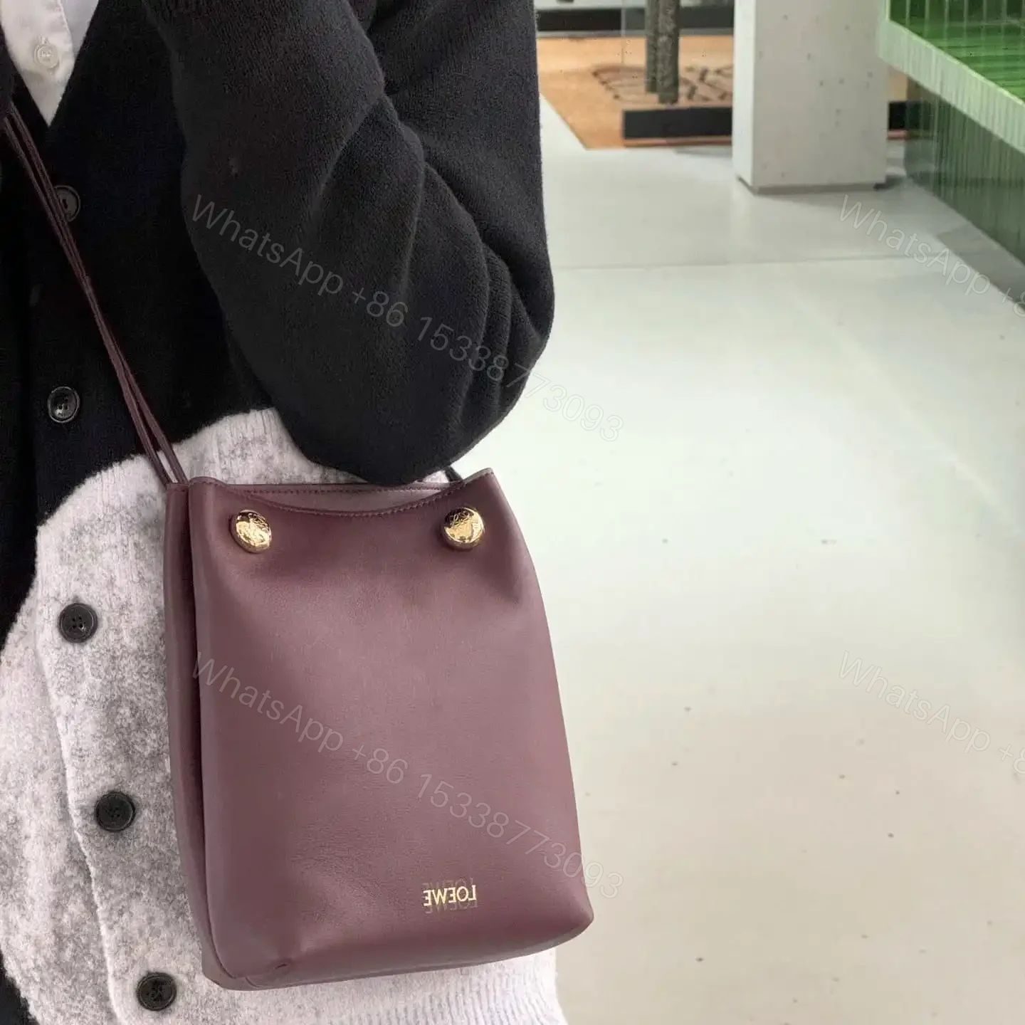 View 16 of 高仿Loewe*Pebble系列7240小牛皮斜跨包酒紅色免檢版