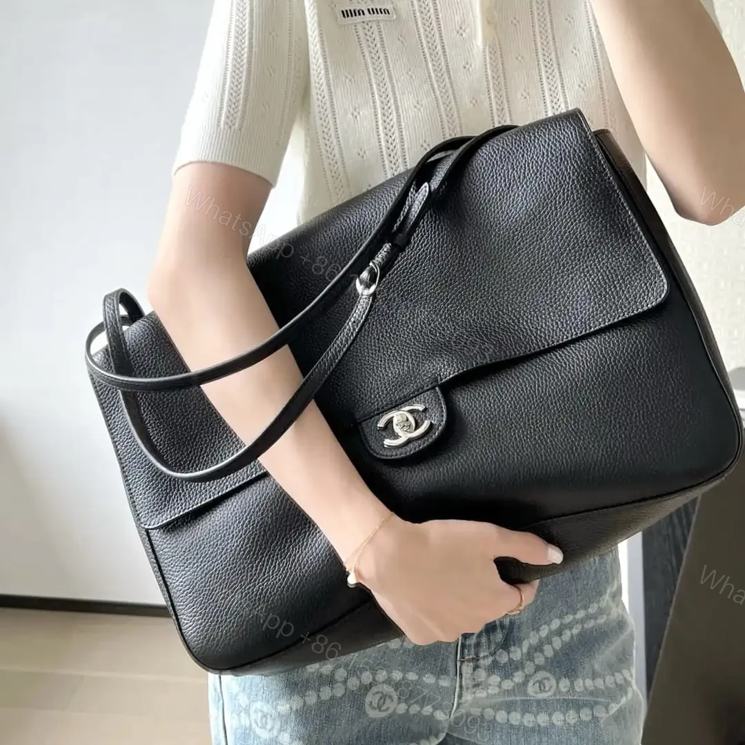 View 17 of 高仿Chanel*26S系列AS6233粒面小牛皮翻蓋包黑色超大號免檢版