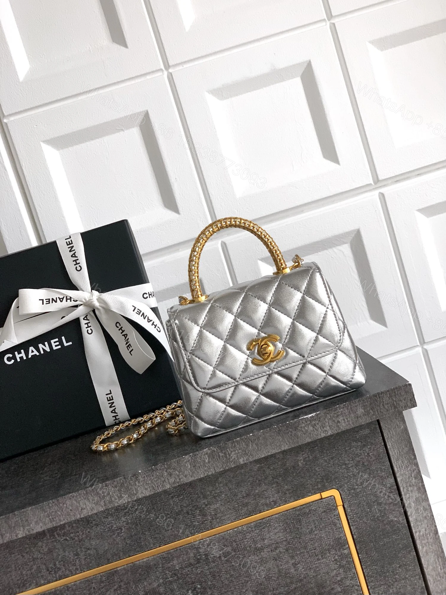CHANEL 原單銀色手提迷你菱格包 金屬光澤鏈條斜背輕奢款 — view 1