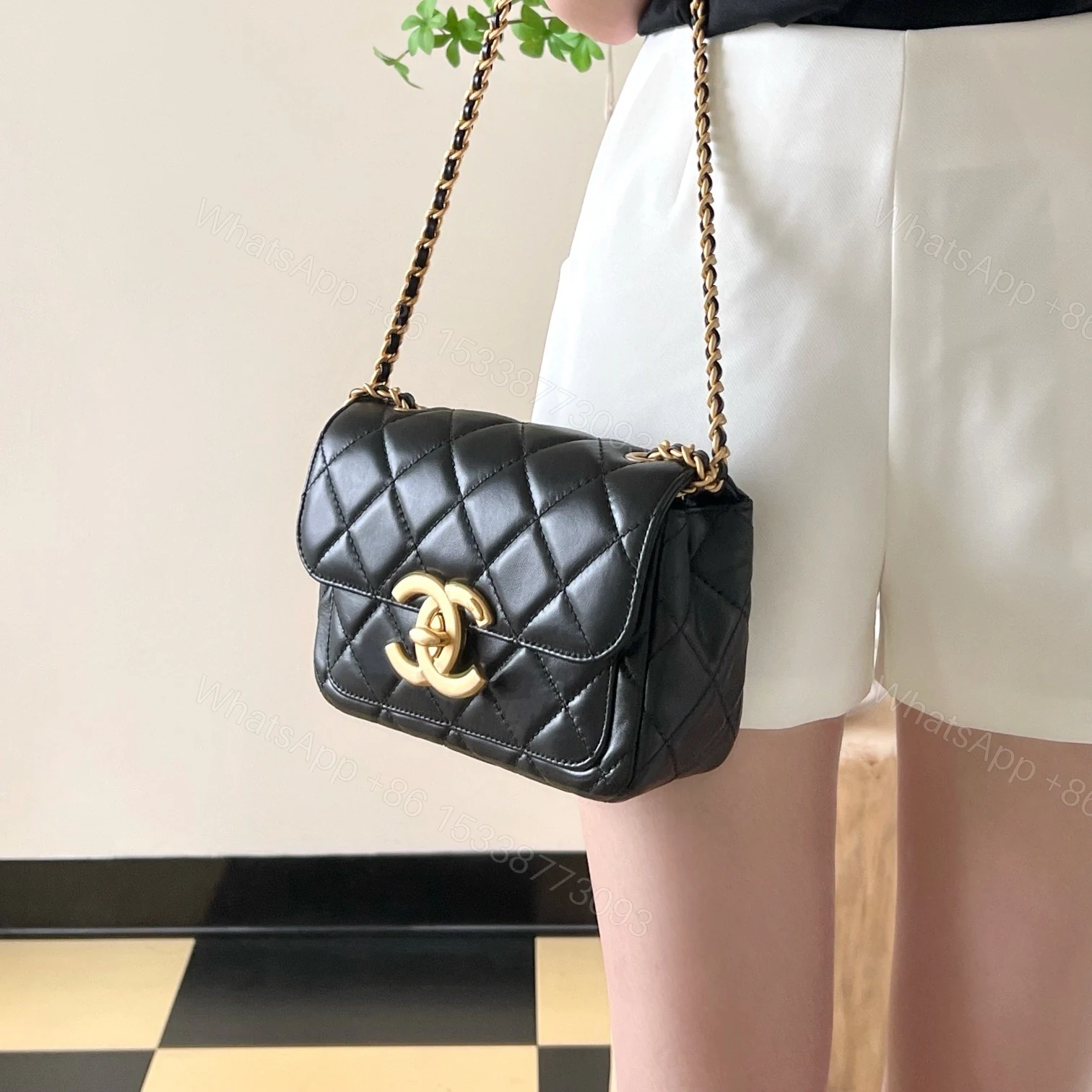 View 23 of 高仿Chanel*24B系列AS5026小羊皮口蓋包黑色免檢版