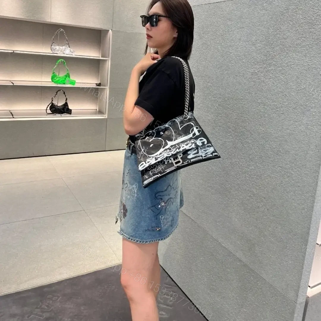 View 15 of 高仿BalenciagaCrush沙漏包黑色塗鴉S