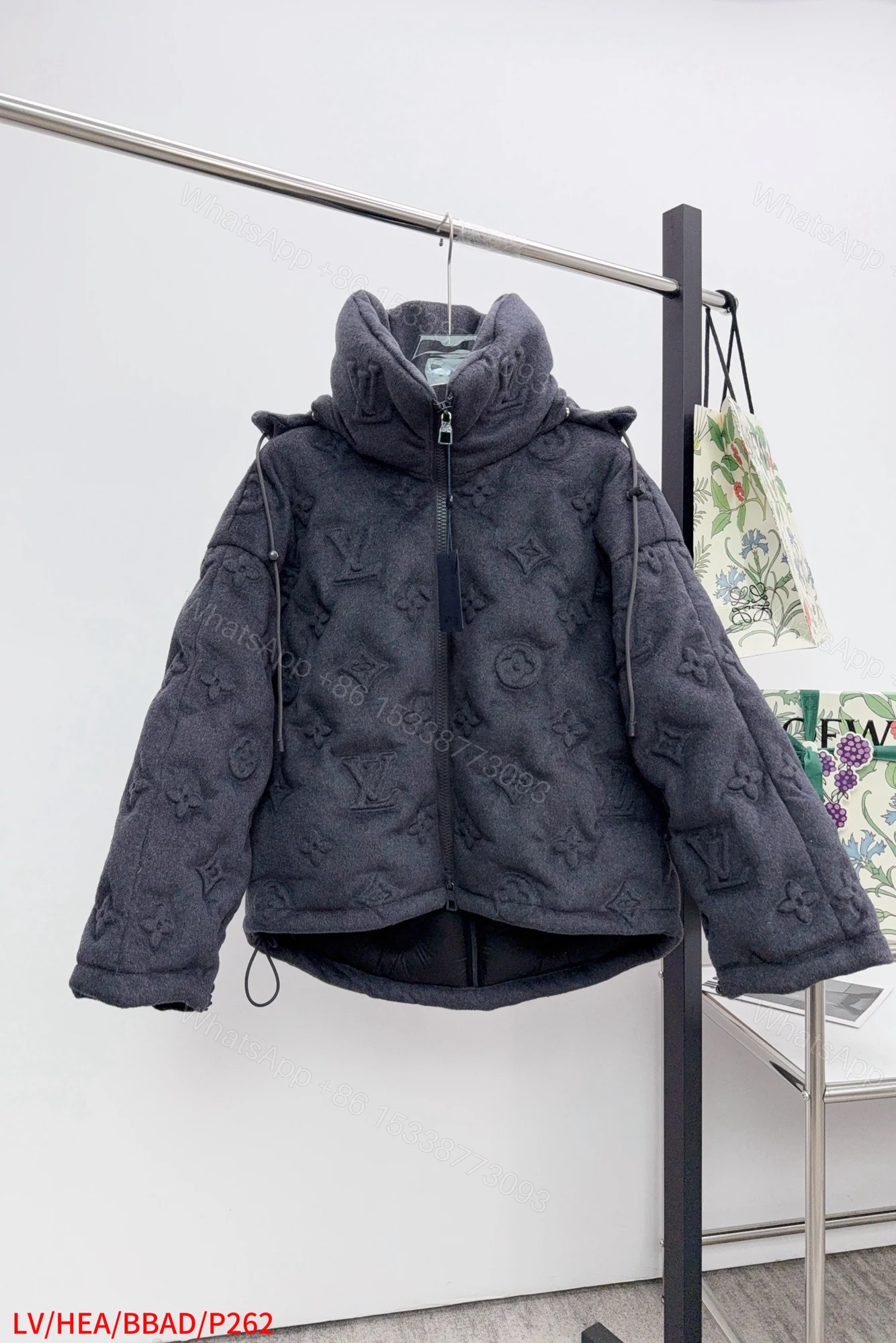 LV 精品仿製壓紋羊毛羽絨外套 立體老花設計 高端保暖款 — view 1