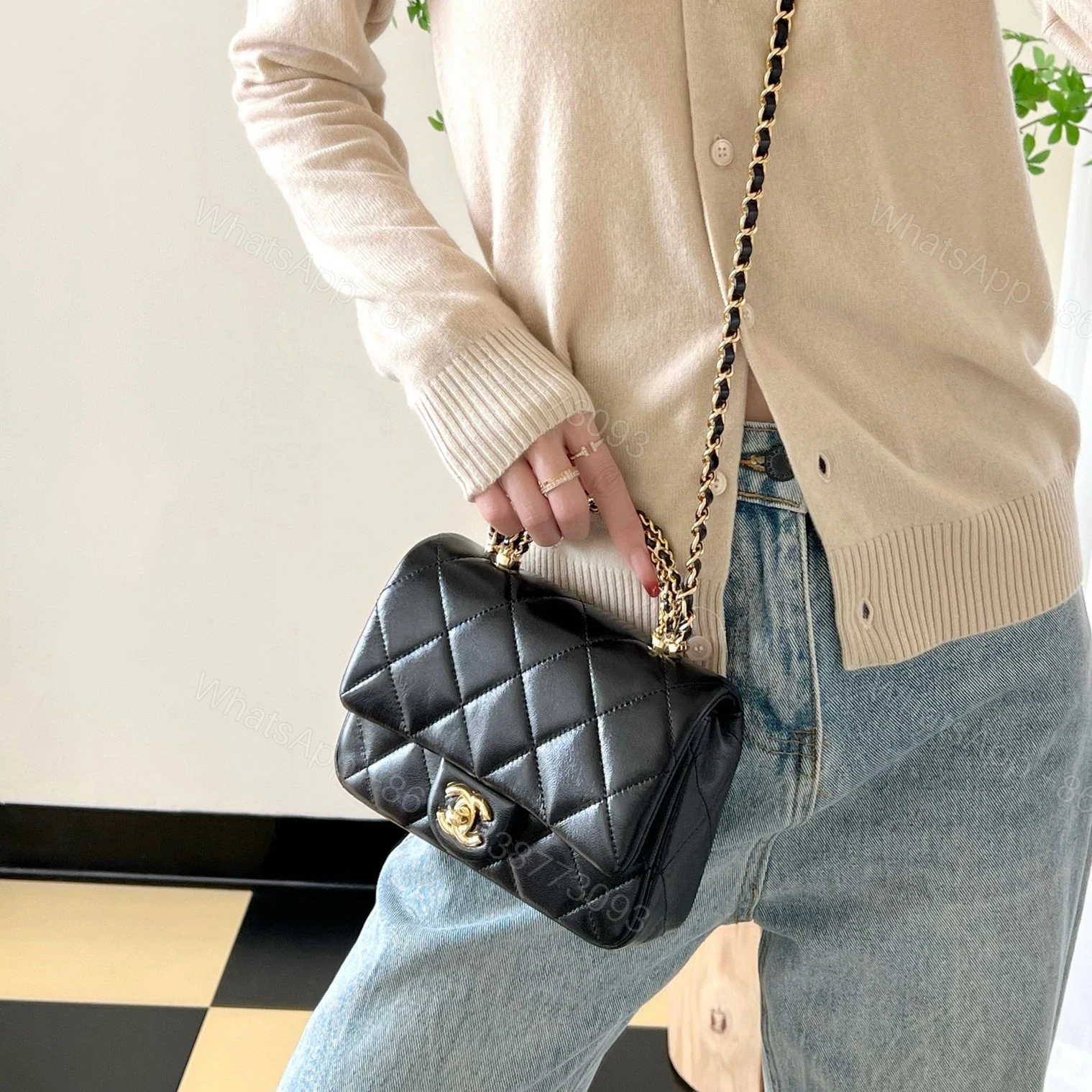 View 19 of 高仿Chanel*24B系列AS5032小羊皮單肩包黑色小號免檢版