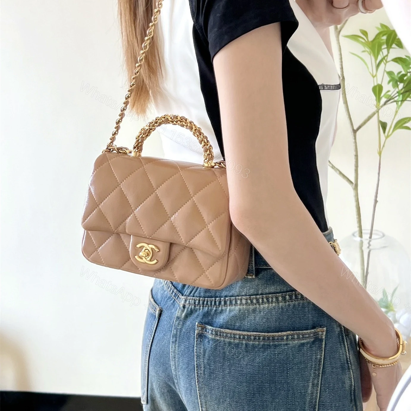 View 23 of 高仿Chanel*24B系列AS3392小羊皮郵差包奶茶色免檢版