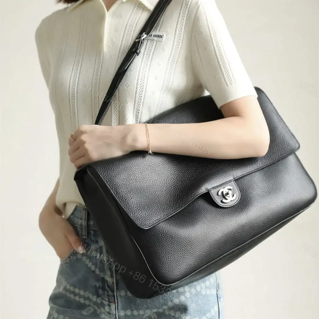 View 18 of 高仿Chanel*26S系列AS6233粒面小牛皮翻蓋包黑色超大號免檢版