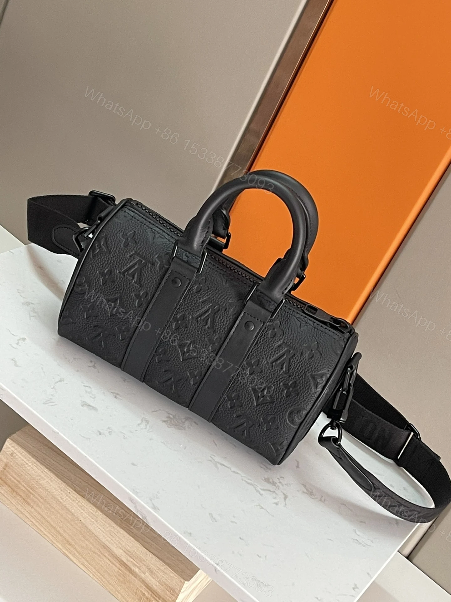 LV Nano Speedy黑色壓紋手袋 一比一精品迷你枕頭包附刺繡肩帶 — view 1