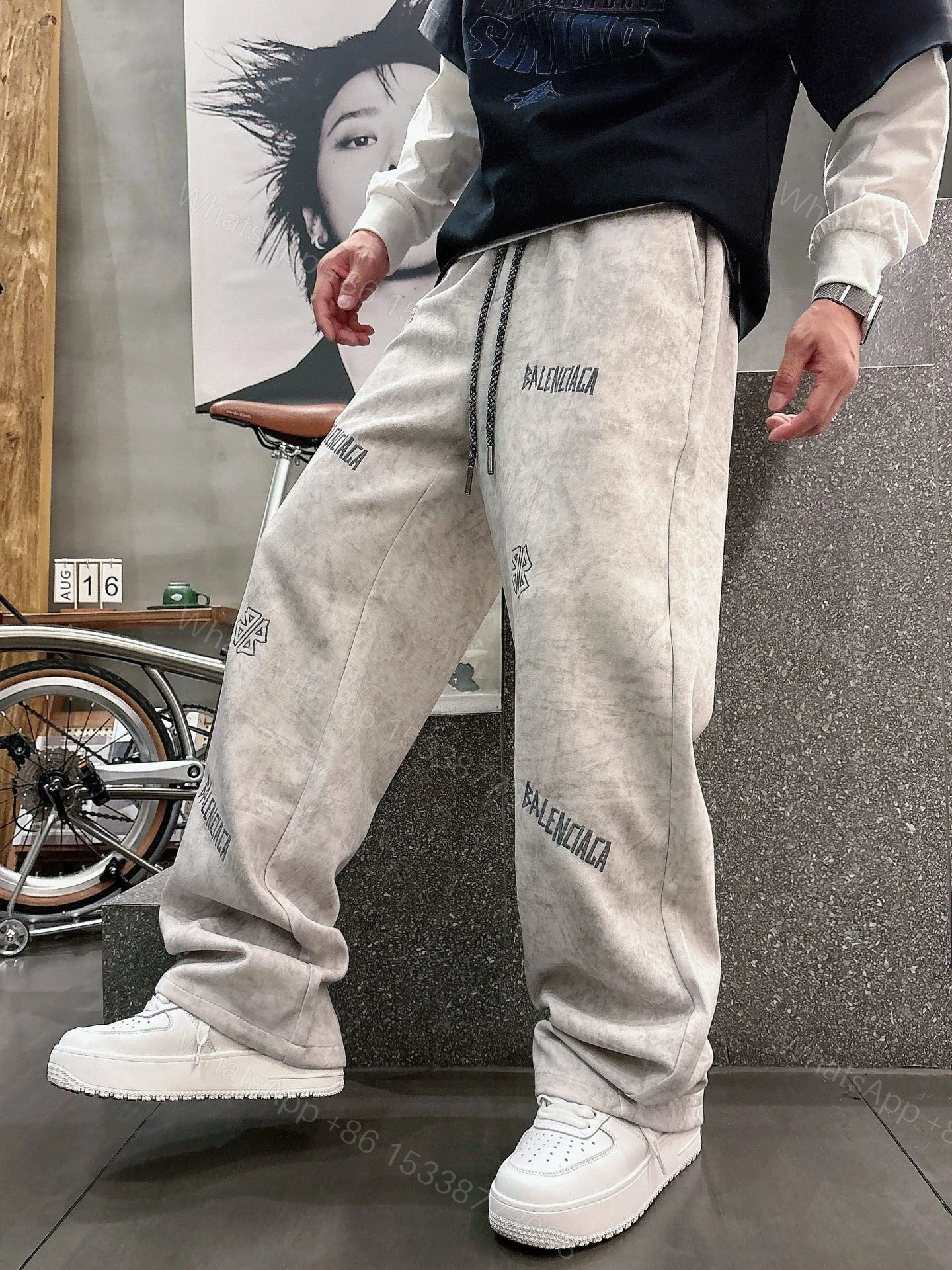 Balenciaga一比一男士休閒長褲 米色水洗風寬鬆直筒運動褲字母印花款 — view 1