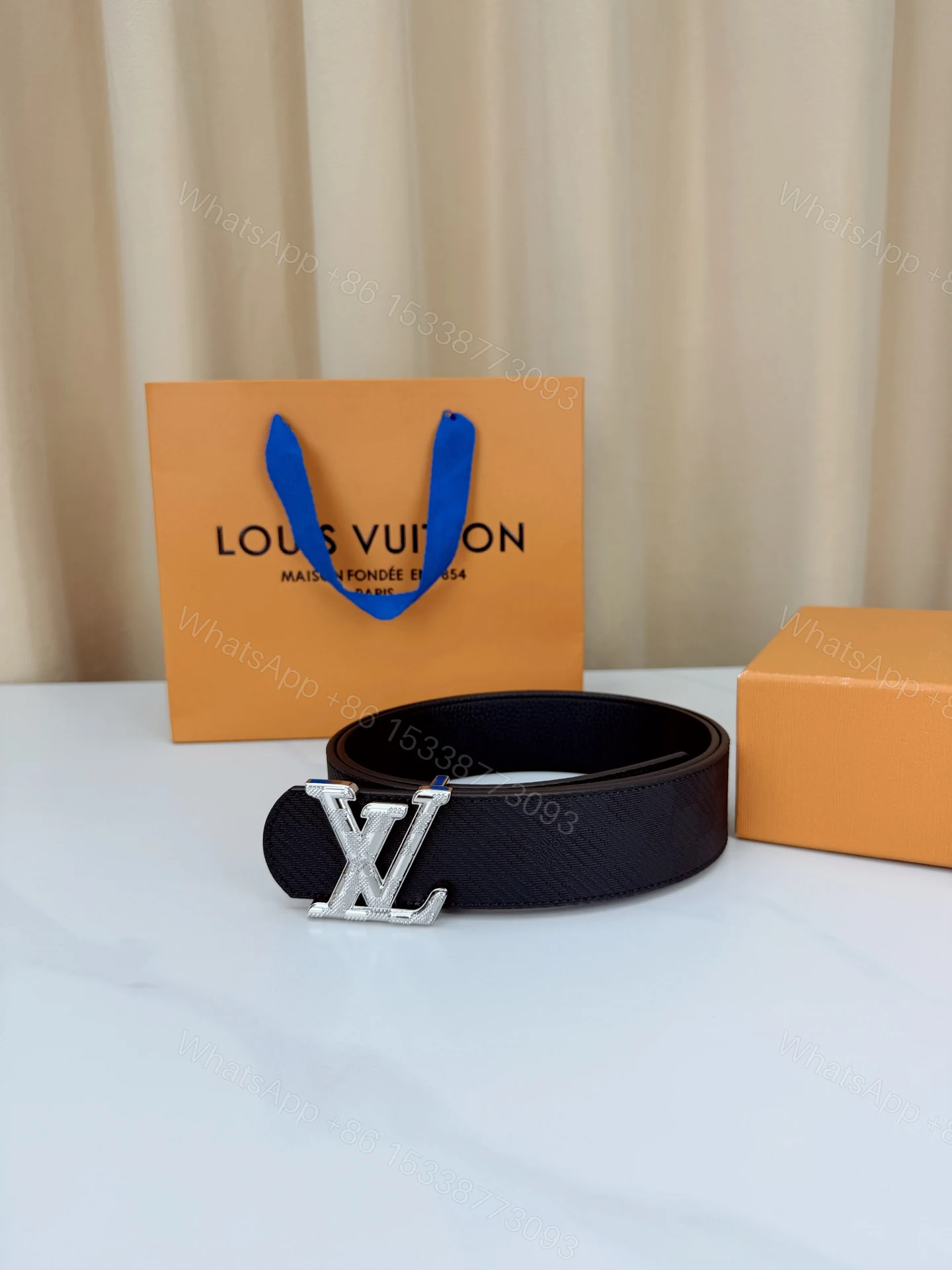 LV 復刻男款黑色LV字母扣皮帶 銀色金屬商務腰帶 — view 1