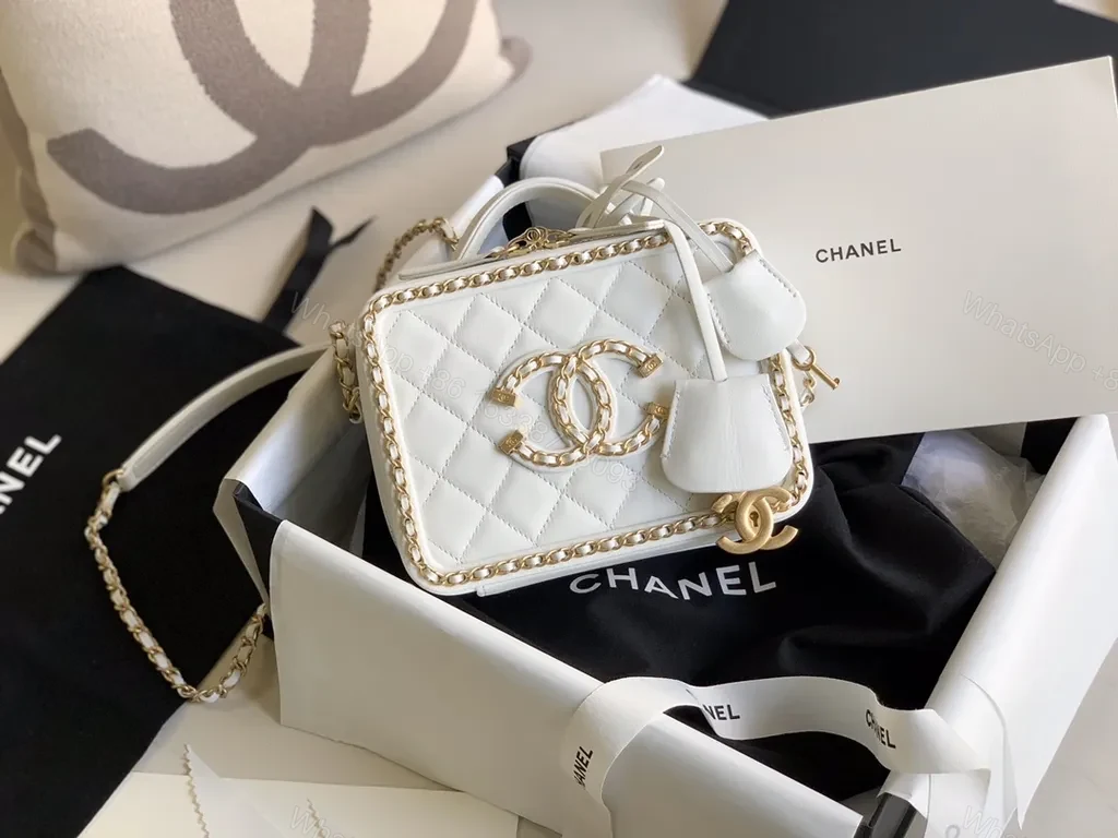 Chanel-Style White Quilted Leather Crossbody: Timeless Luxury — view 2