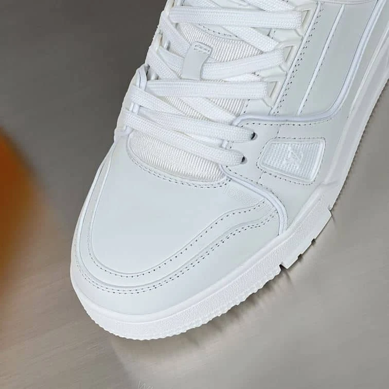 View 3 of LOUIS VUITTON SNEAKER – LSVT305