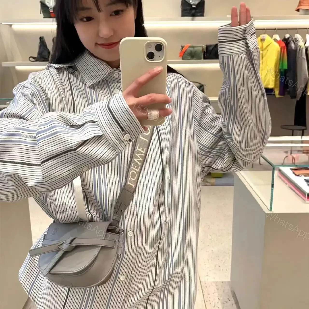 View 20 of 高仿Loewe*Gate系列1150小牛皮斜挎包珠光灰Mini免檢版