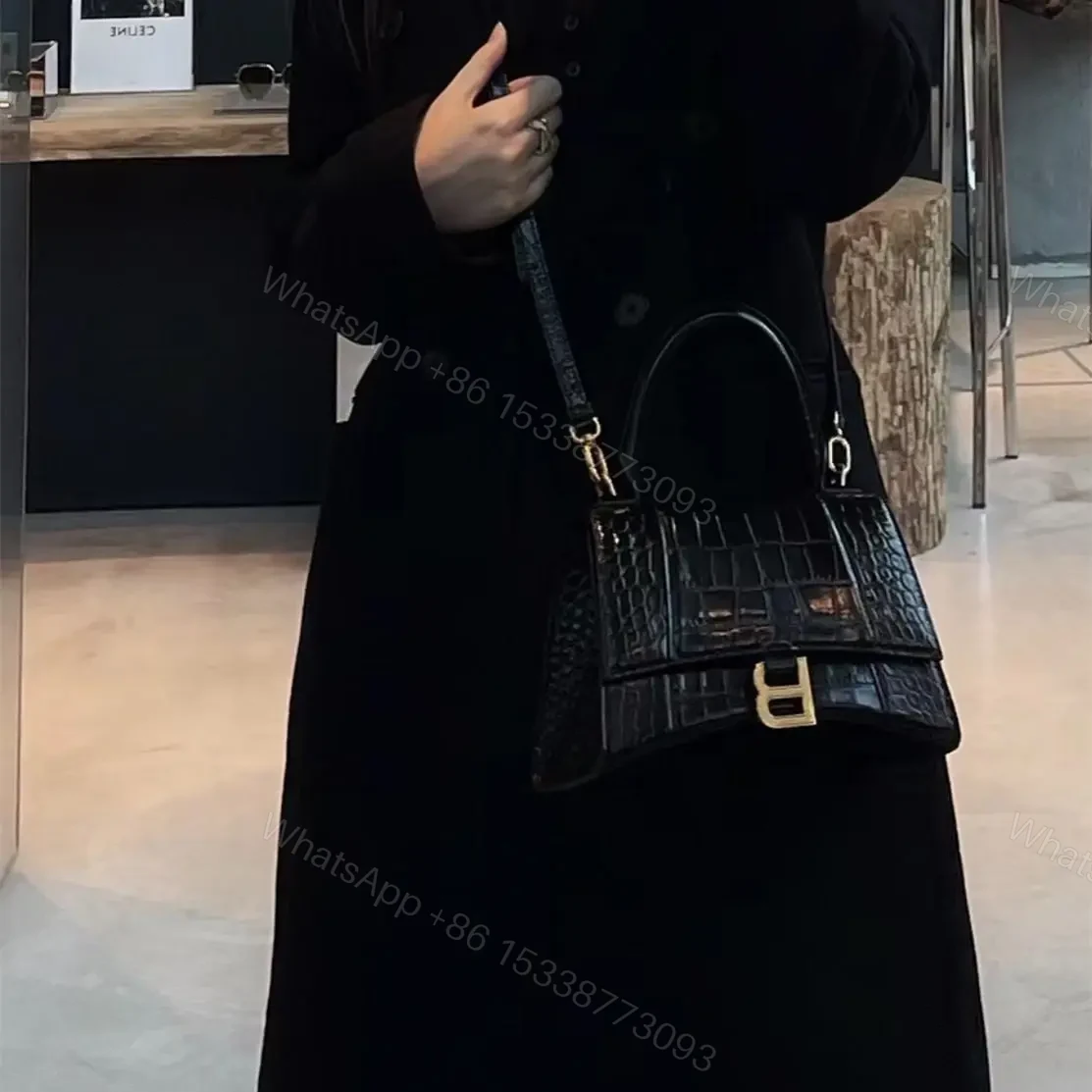 View 19 of 高仿BalenciagaHourglass系列鱷魚皮沙漏包S