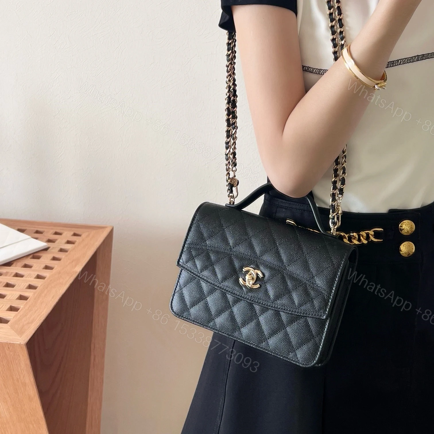 View 17 of 高仿Chanel*25C系列AS4406小球紋牛皮郵差包黑色免檢版