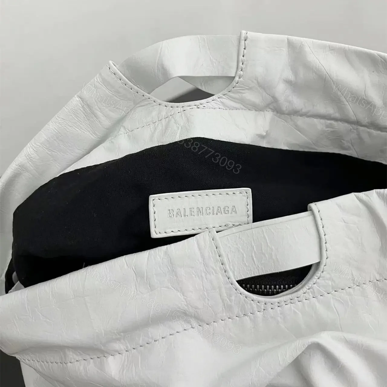 View 13 of 高仿Balenciaga2023Crushtote褶皺牛皮手拎袋大號