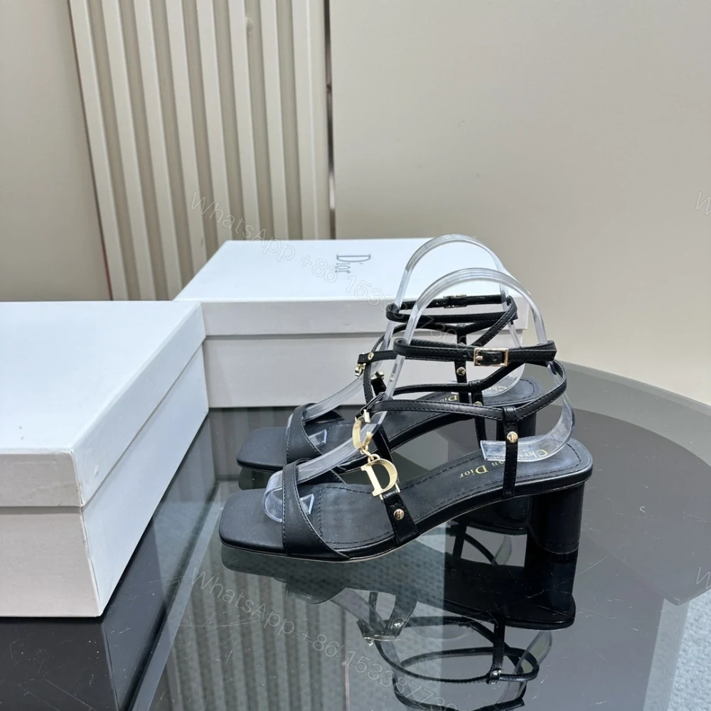 高仿Dior*Cest系列KCU059金屬配飾露趾低跟涼鞋黑色4CM免檢版 — view 1