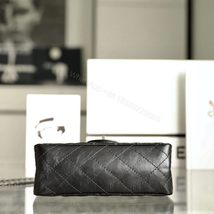 View 5 of 香港復刻Chanel2.55系列口蓋包復古銀Mini免檢版