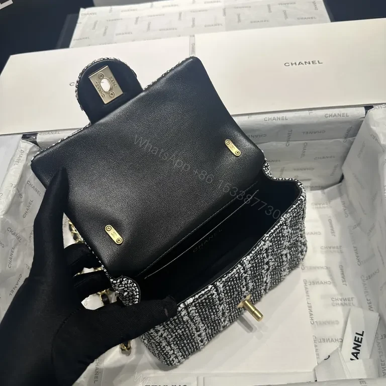 View 6 of Textured Chain-Detail Bag: Modern Luxury Everyday Sophistication