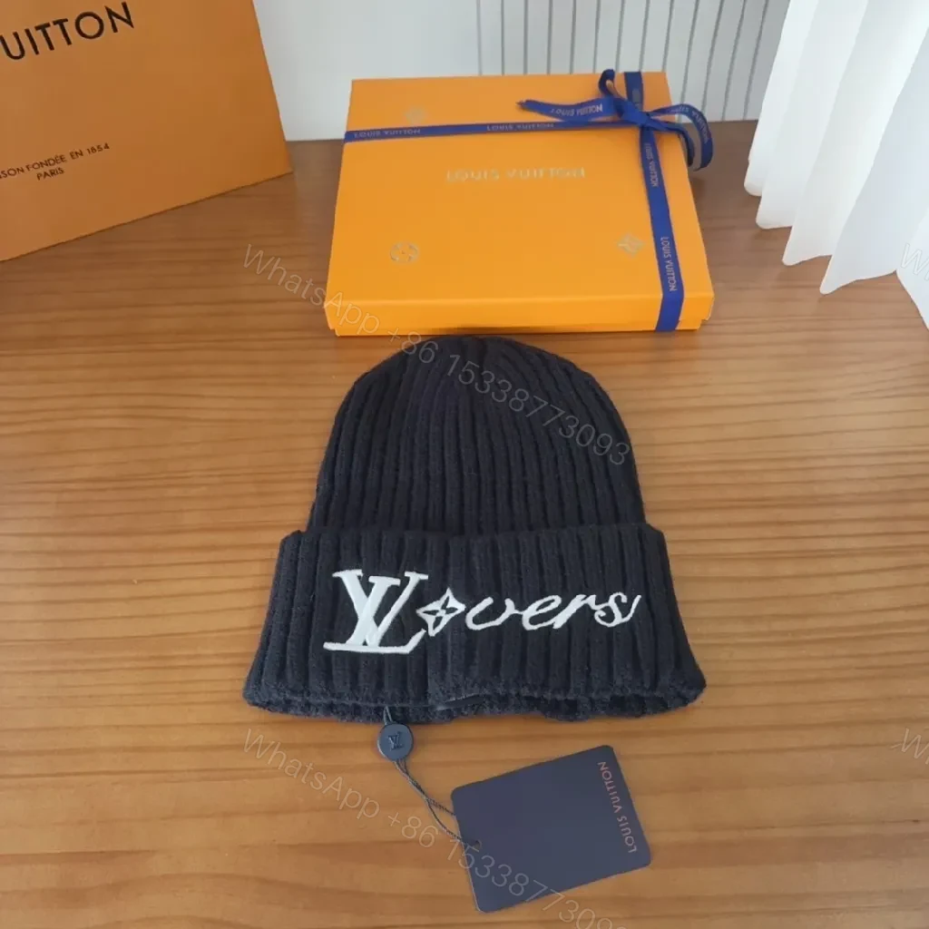 Chic Knit Beanie with Logo Emblem – Premium Warmth Cap — view 1