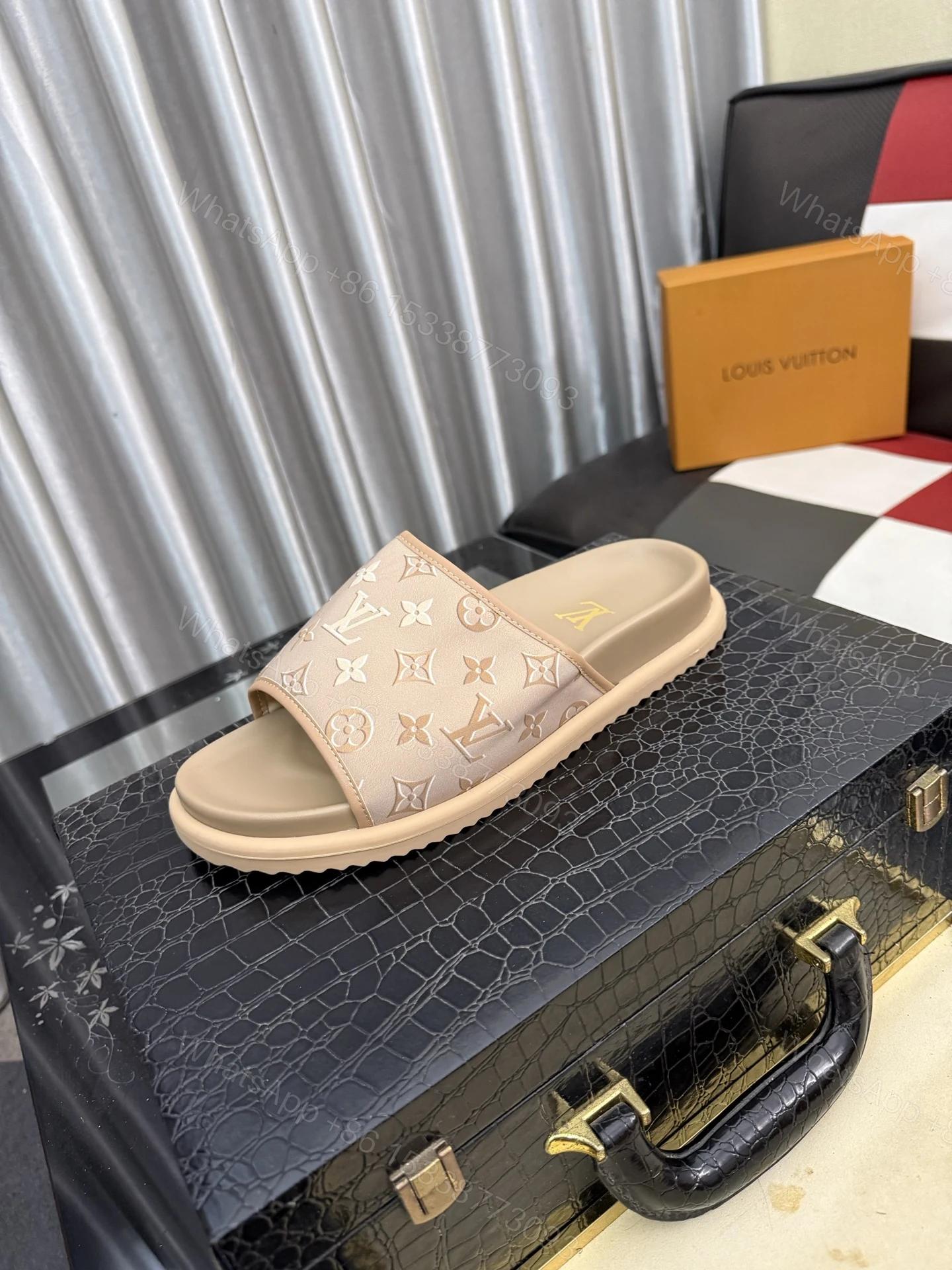 LV 一比一 男款 拖鞋 奶茶色 壓紋設計 簡約高級感 — view 1