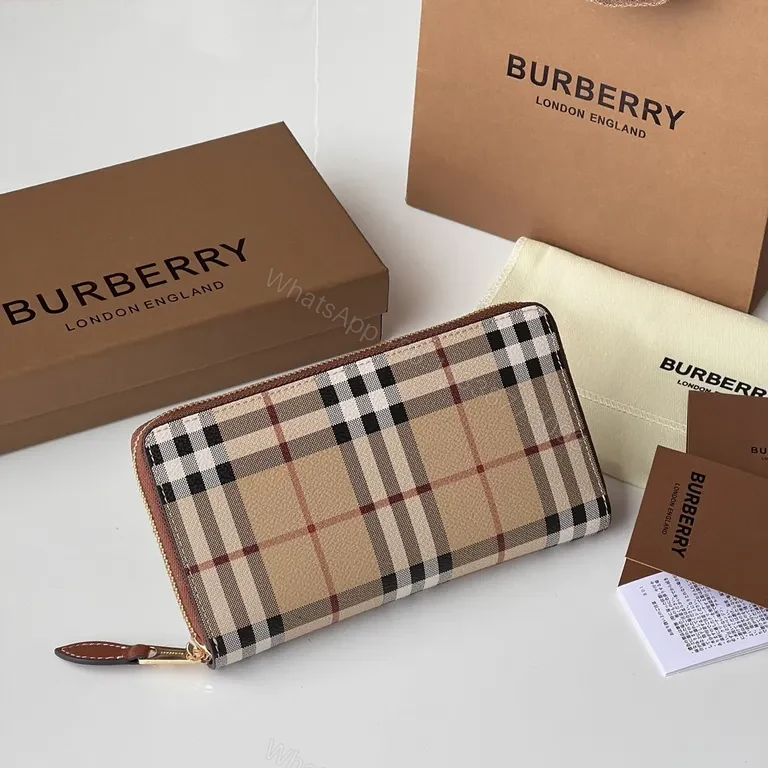 Iconic Burberry Check Wallet: Day-to-Night Luxury Wallet — view 1