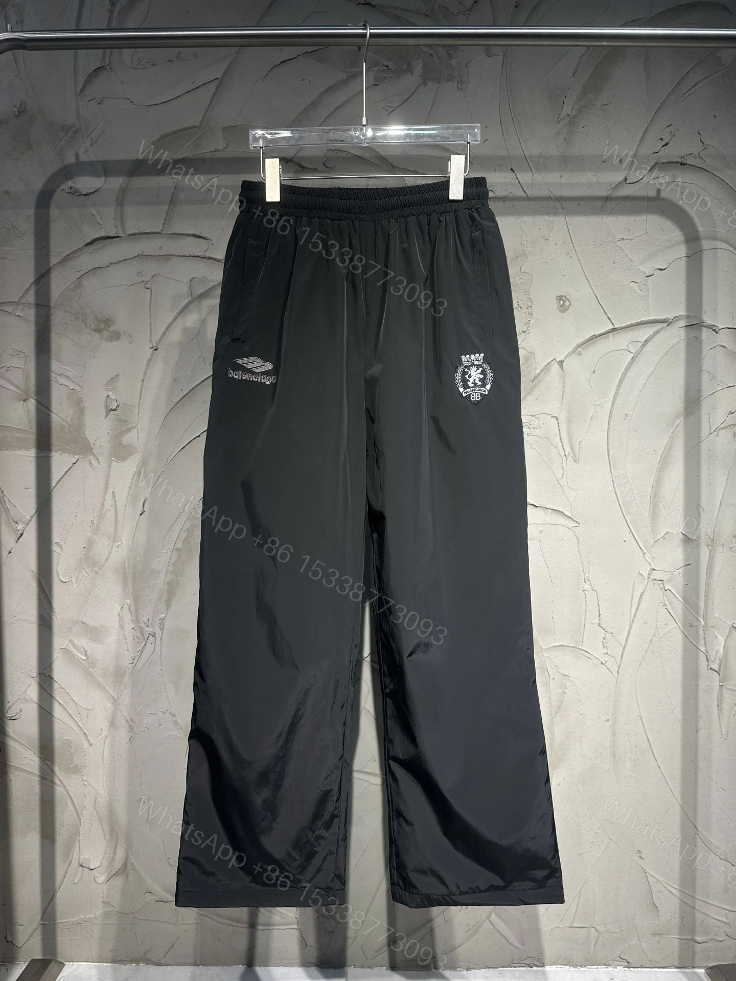 Balenciaga A貨男士刺繡徽章休閒運動褲 防潑水寬版百搭褲款 — view 1