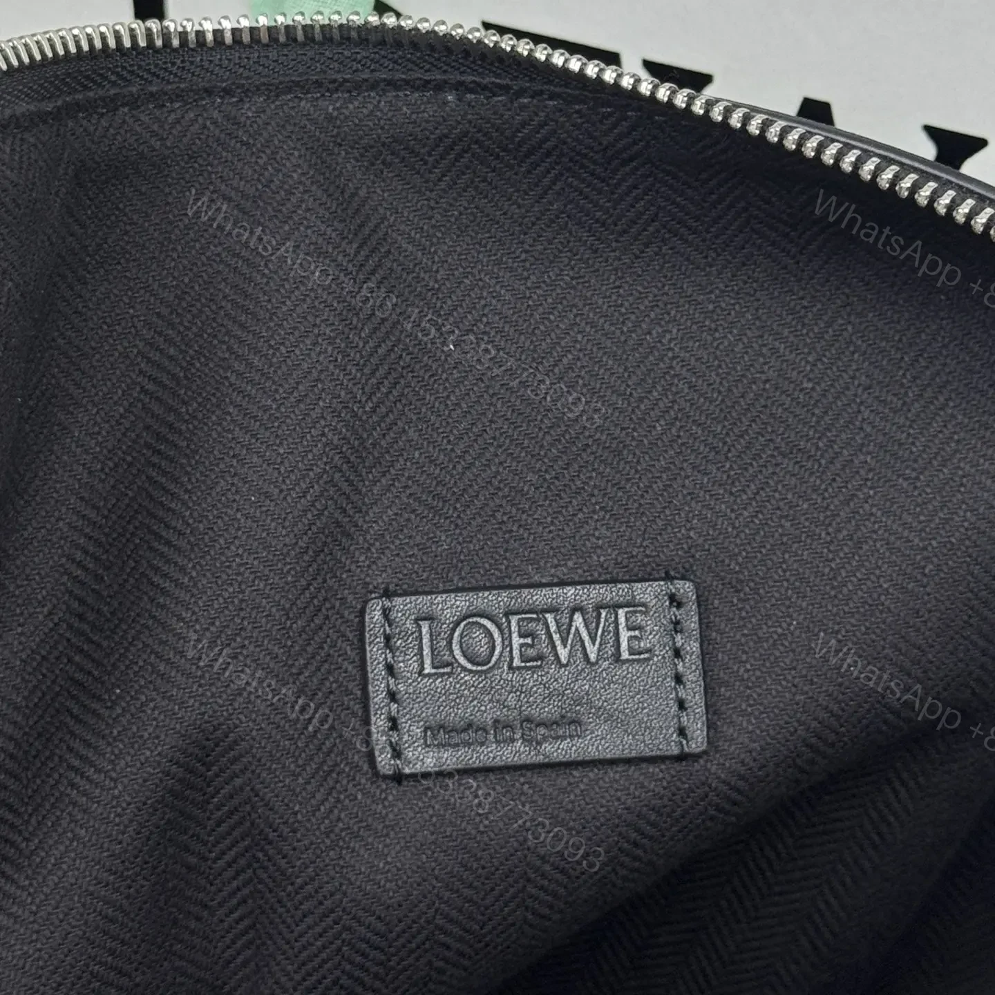 View 10 of 高仿Loewe*Cubi系列1100小牛皮斜挎包黑色大號免檢版