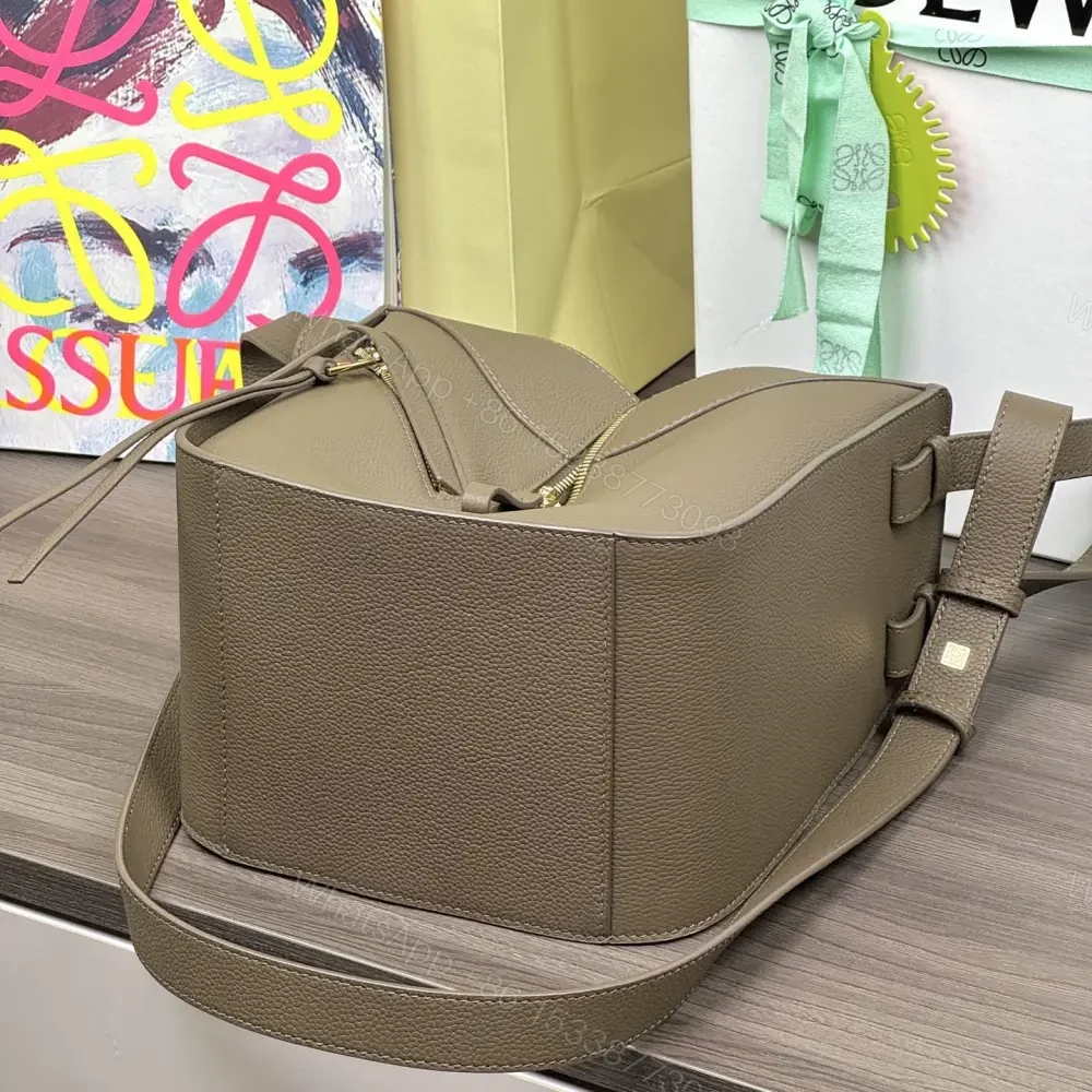 View 4 of 高仿Loewe*Hammock系列3170粒面小牛皮吊床手袋灰褐色小號免檢版