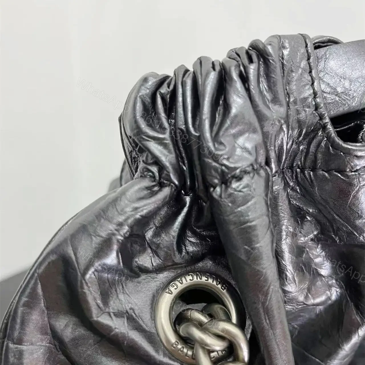 View 16 of 高仿Balenciaga2023Crushtote褶皺牛皮購物袋大號