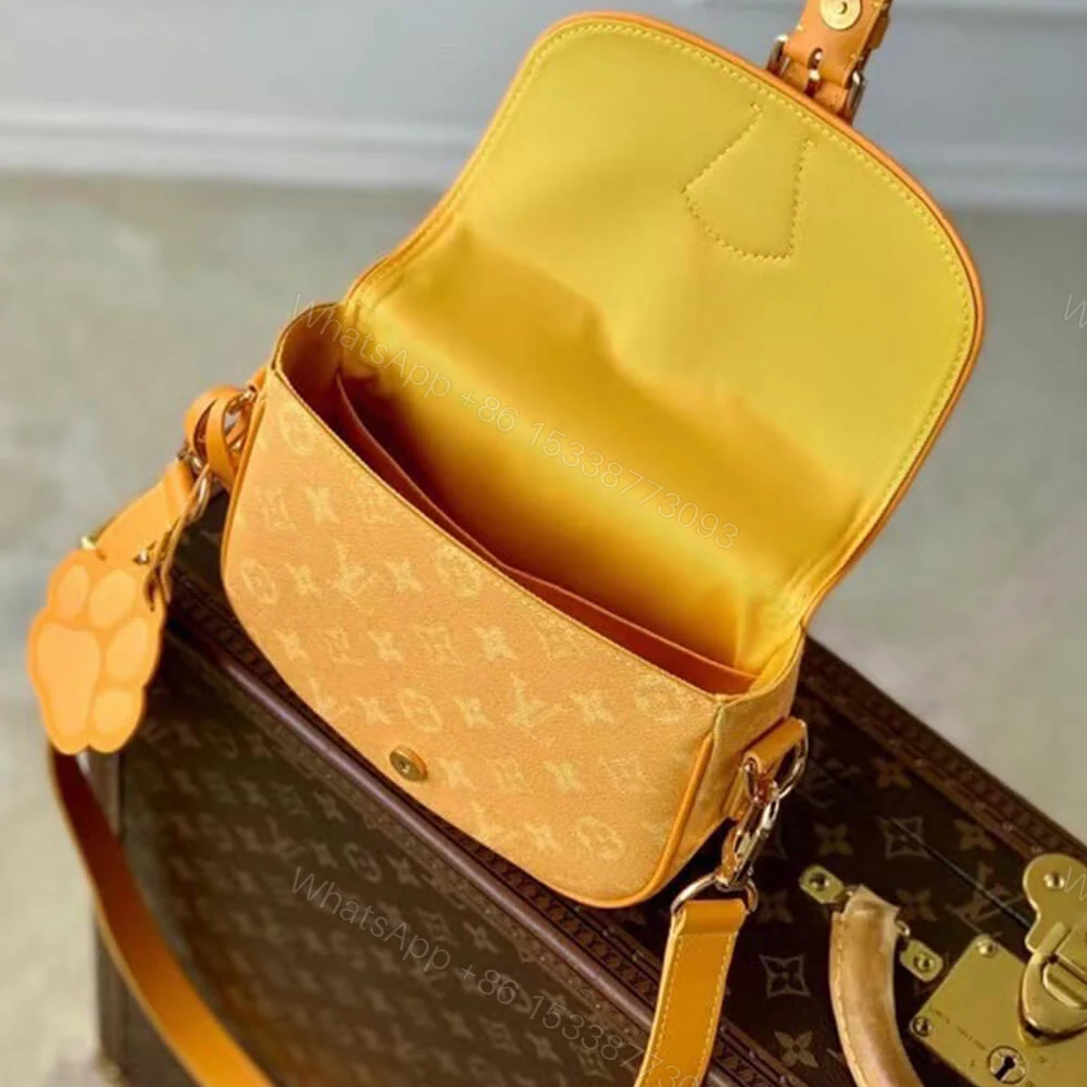 View 8 of LV Montsouris Messenger PM