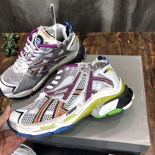 View 3 of BALENCIAGA MEN’S RUNNER TRAINERS IN GREY – BB207