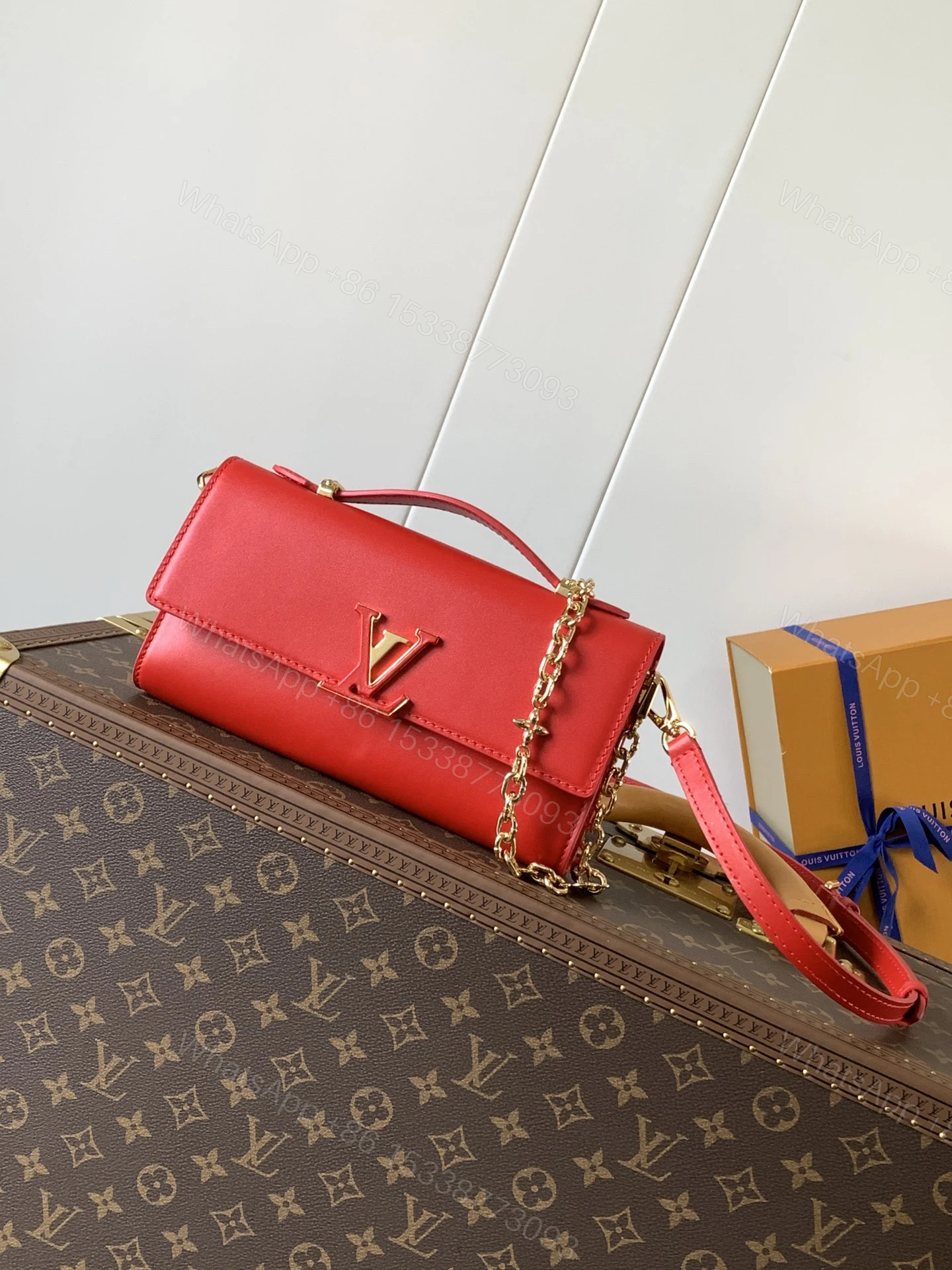 LV紅色手提包 高仿原單小型斜背包 金鍊肩背包 氣質百搭女用款 — view 1