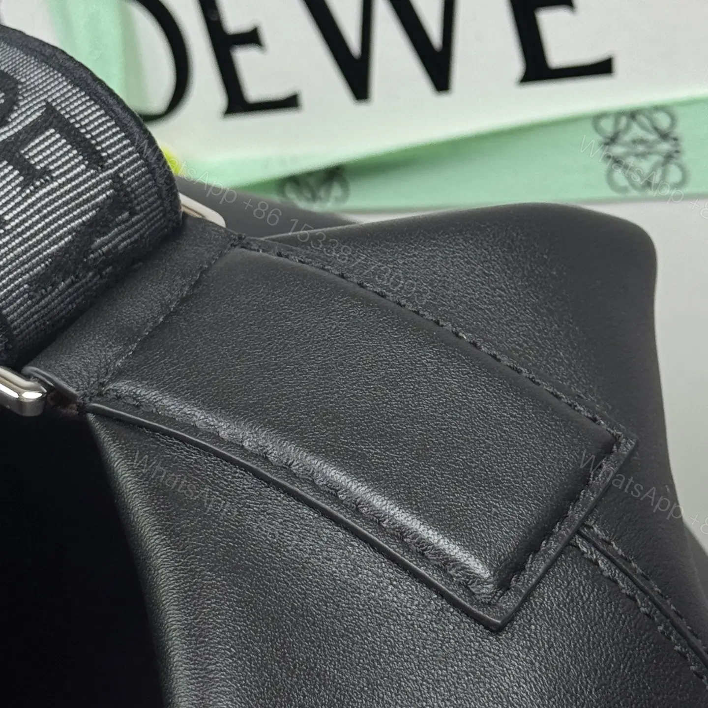 View 16 of 高仿Loewe*Cubi系列1100小牛皮斜挎包黑色大號免檢版