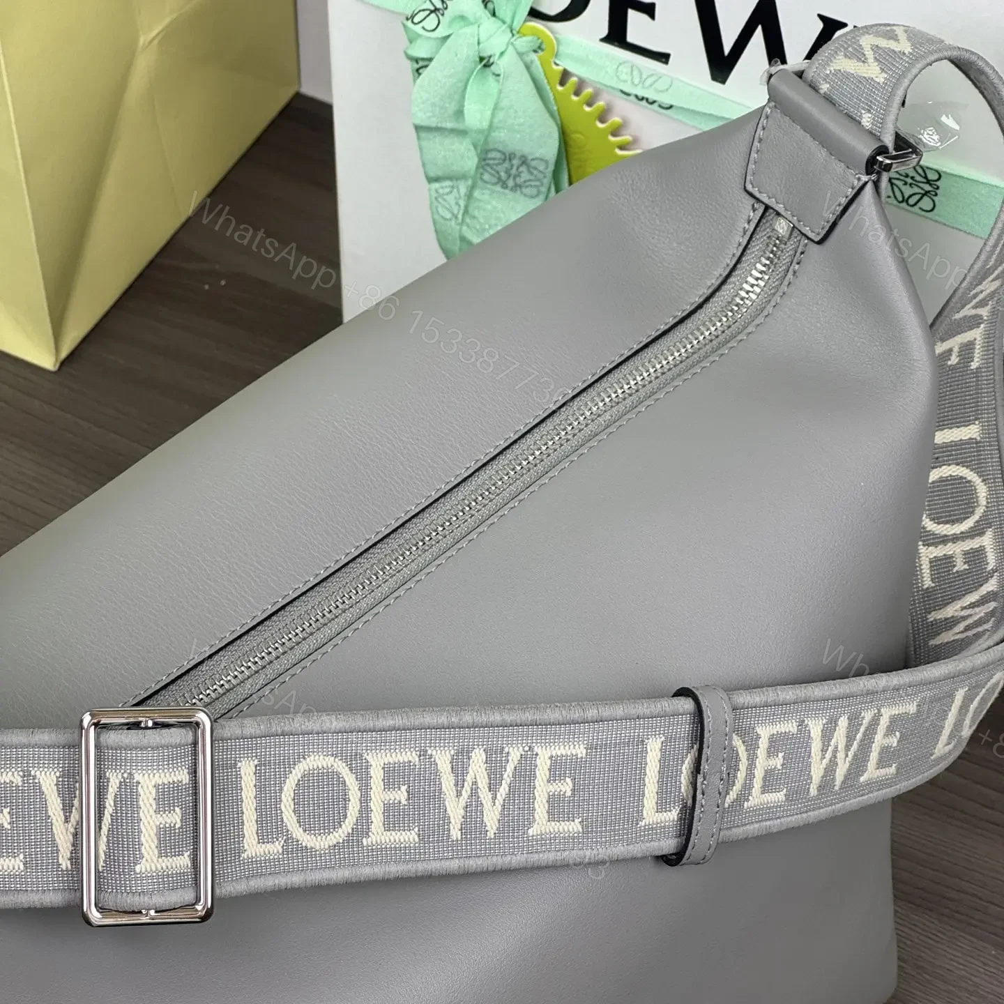 View 10 of 高仿Loewe*Cubi系列1640小牛皮斜挎包瀝青灰大號免檢版