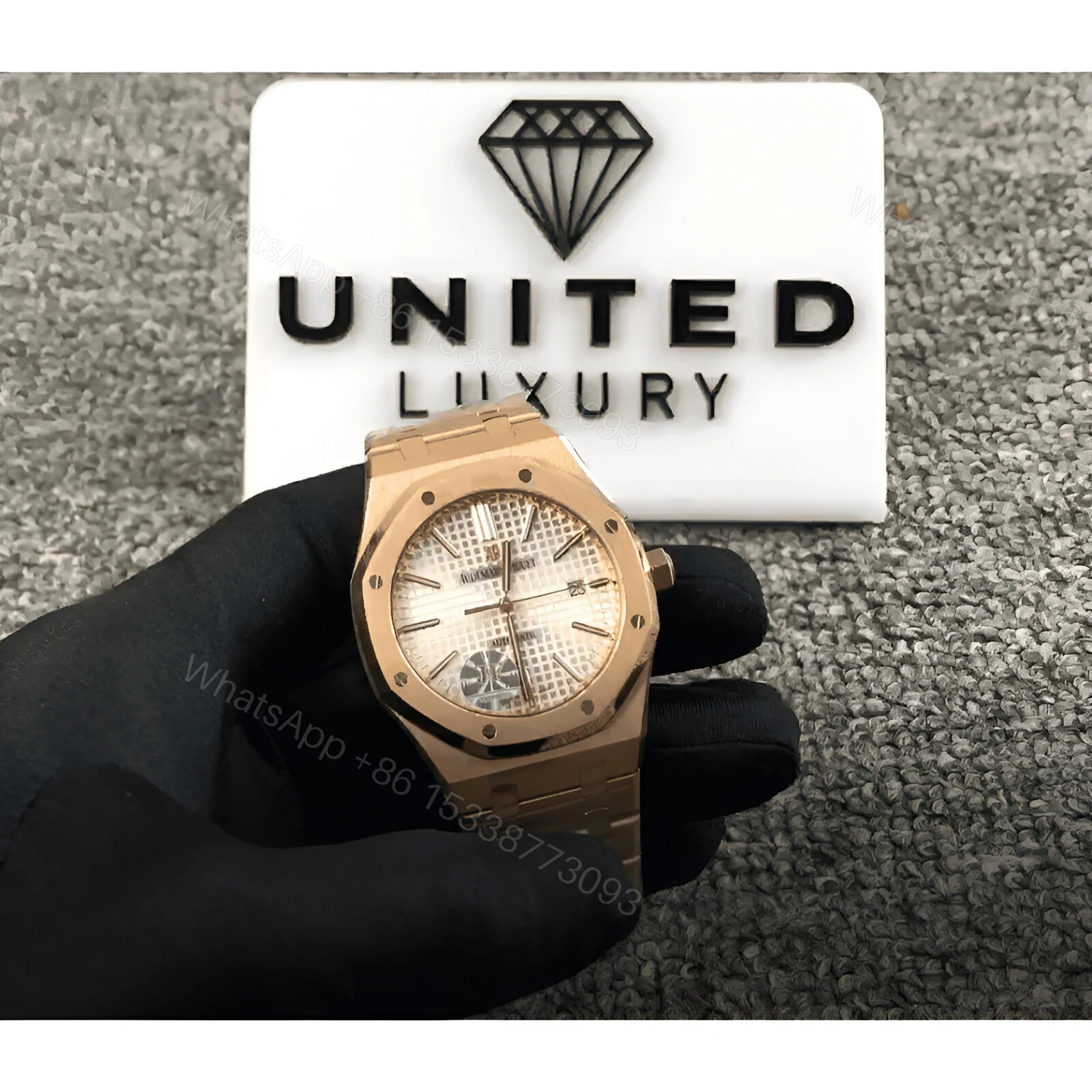 View 4 of Audemars Piguet Royal Oak 15400OR.OO.1220OR.02 Replica