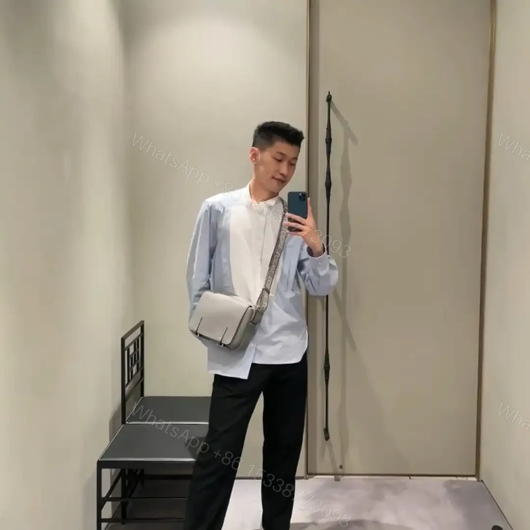 View 11 of 高仿Loewe*Military系列1640牛皮男士郵差包瀝青灰小號免檢版