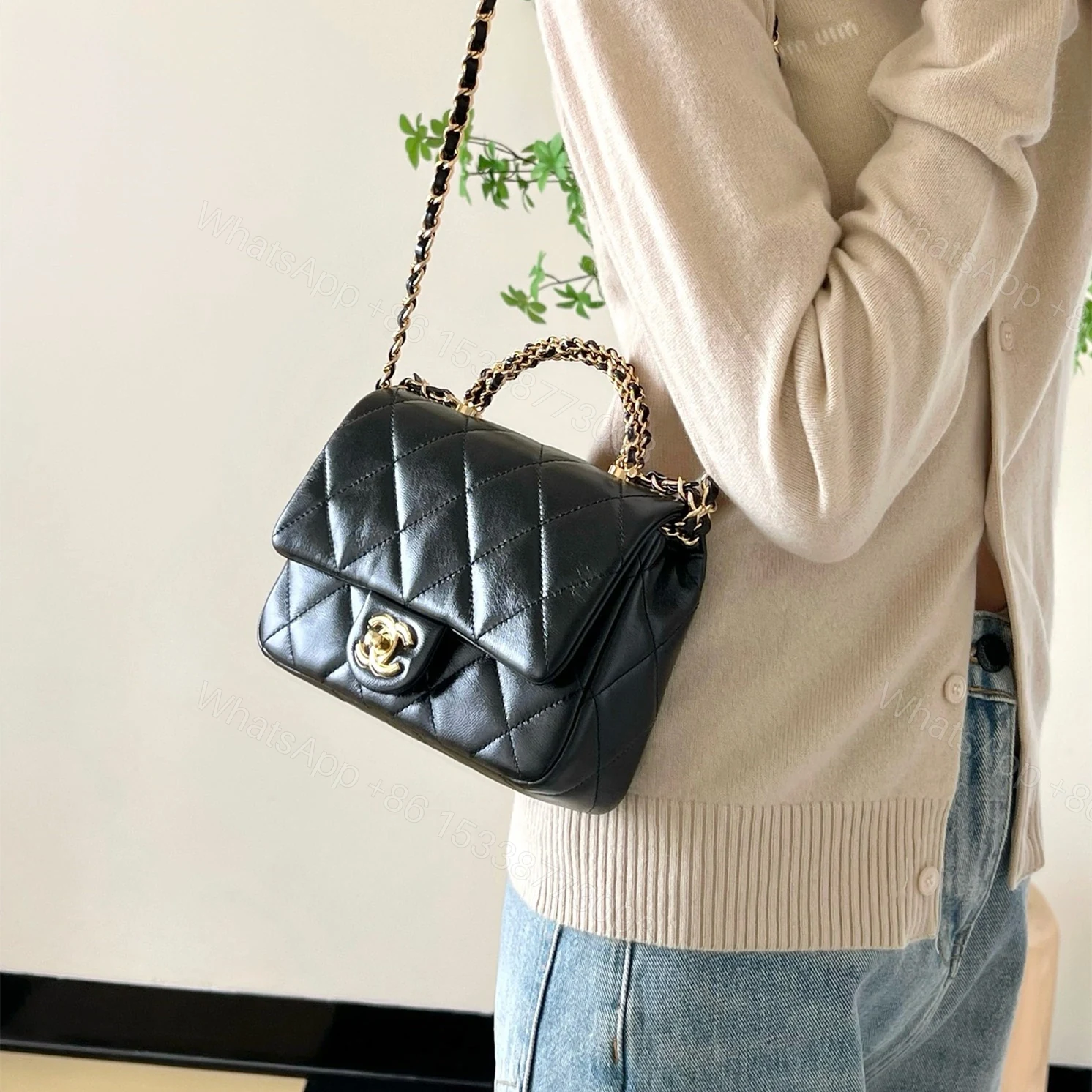View 25 of 高仿Chanel*24B系列AS5032小羊皮單肩包黑色小號免檢版