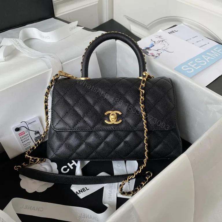 Chic Quilted Black Flap Bag - Gold Chain, Luxury Style — view 1